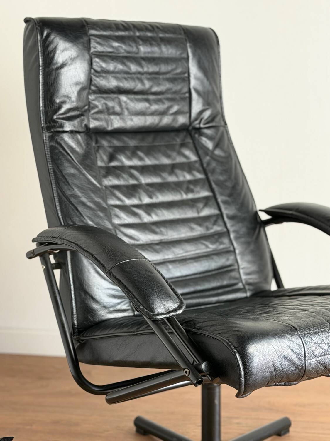 Danish swivel armchair in black leather – 1970s/80s - Skipper Furniture