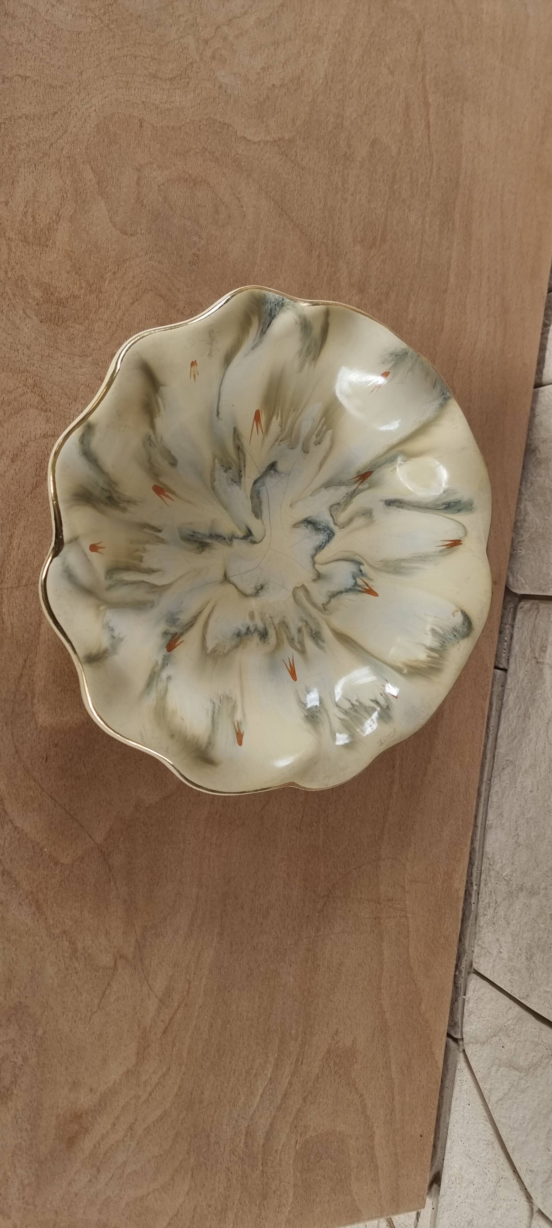 Plat en faïence du milieu du siècle