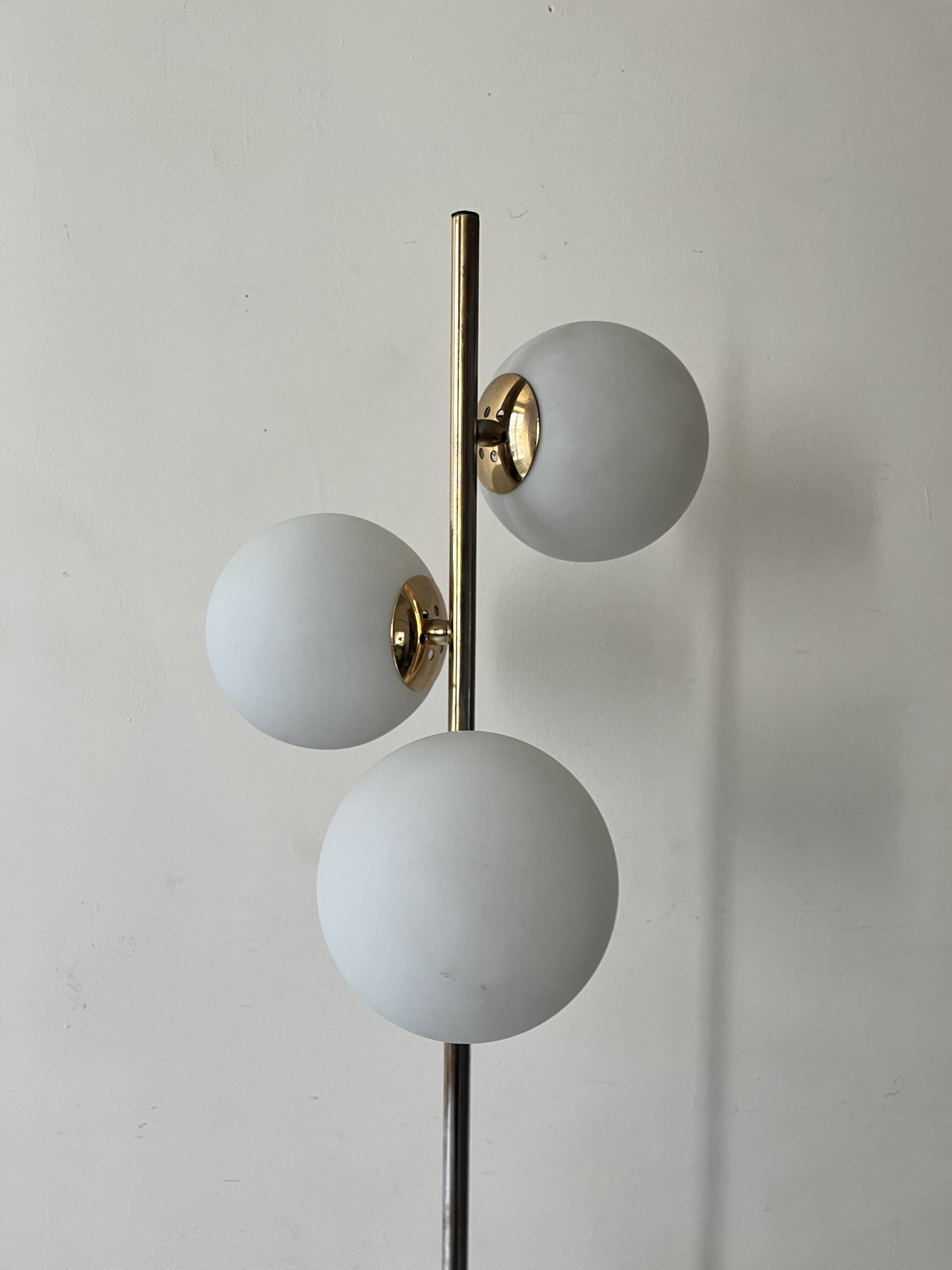 Cluster floor lamp with 3 spherical lamps in gold metal and white glass