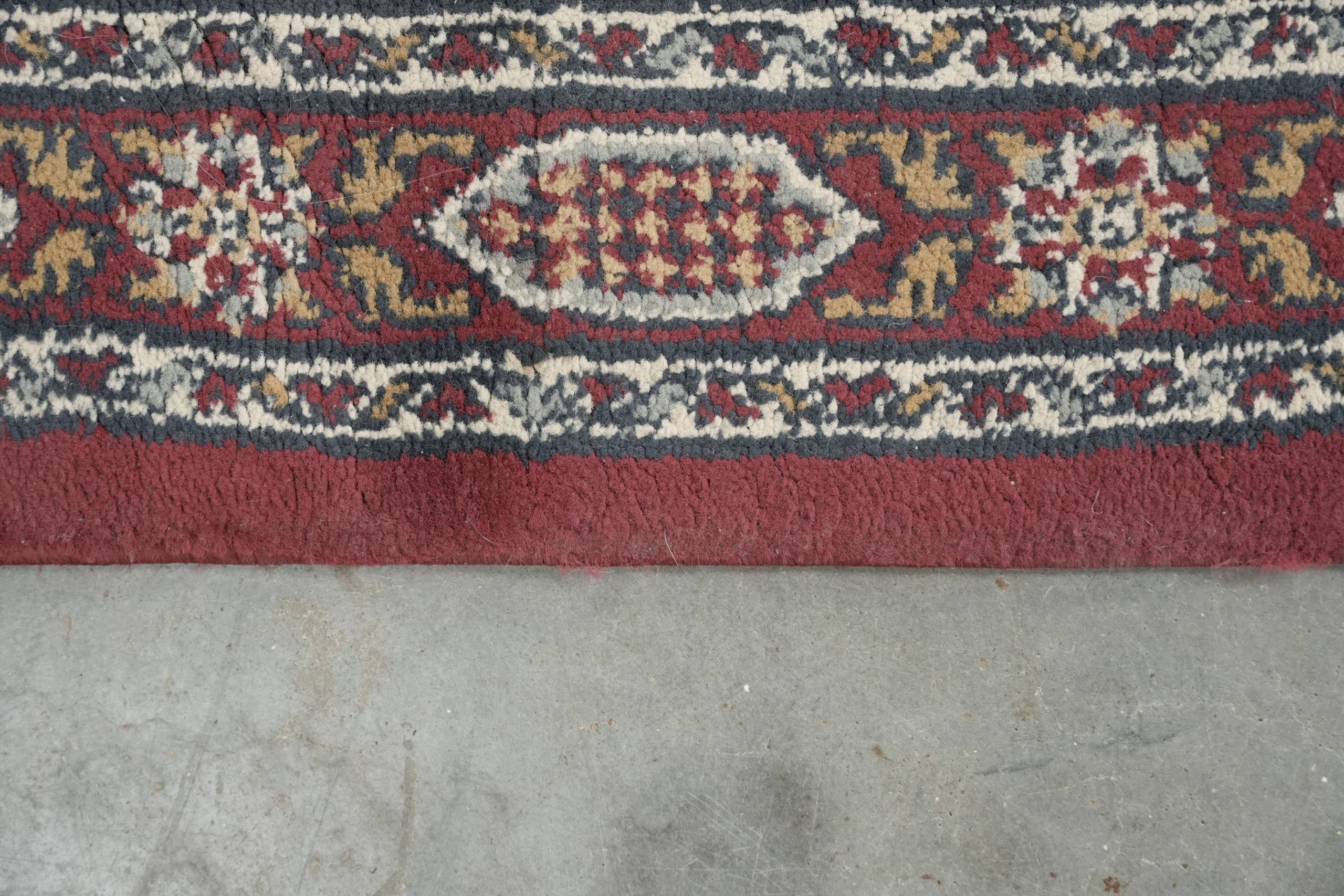 Beautiful rug/carpet with mainly red colours and nice patterns 230x170cm