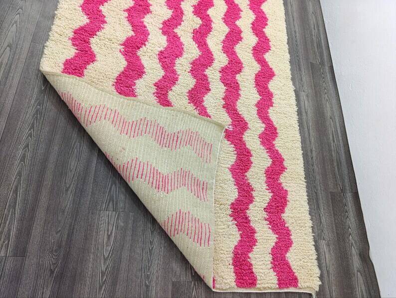 Beige Berber rug with geometric patterns 250cm x 150cm