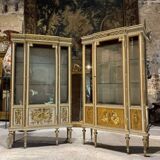 Paire de vitrines fin du xixe siècle en bois peint et doré de style louis xvi