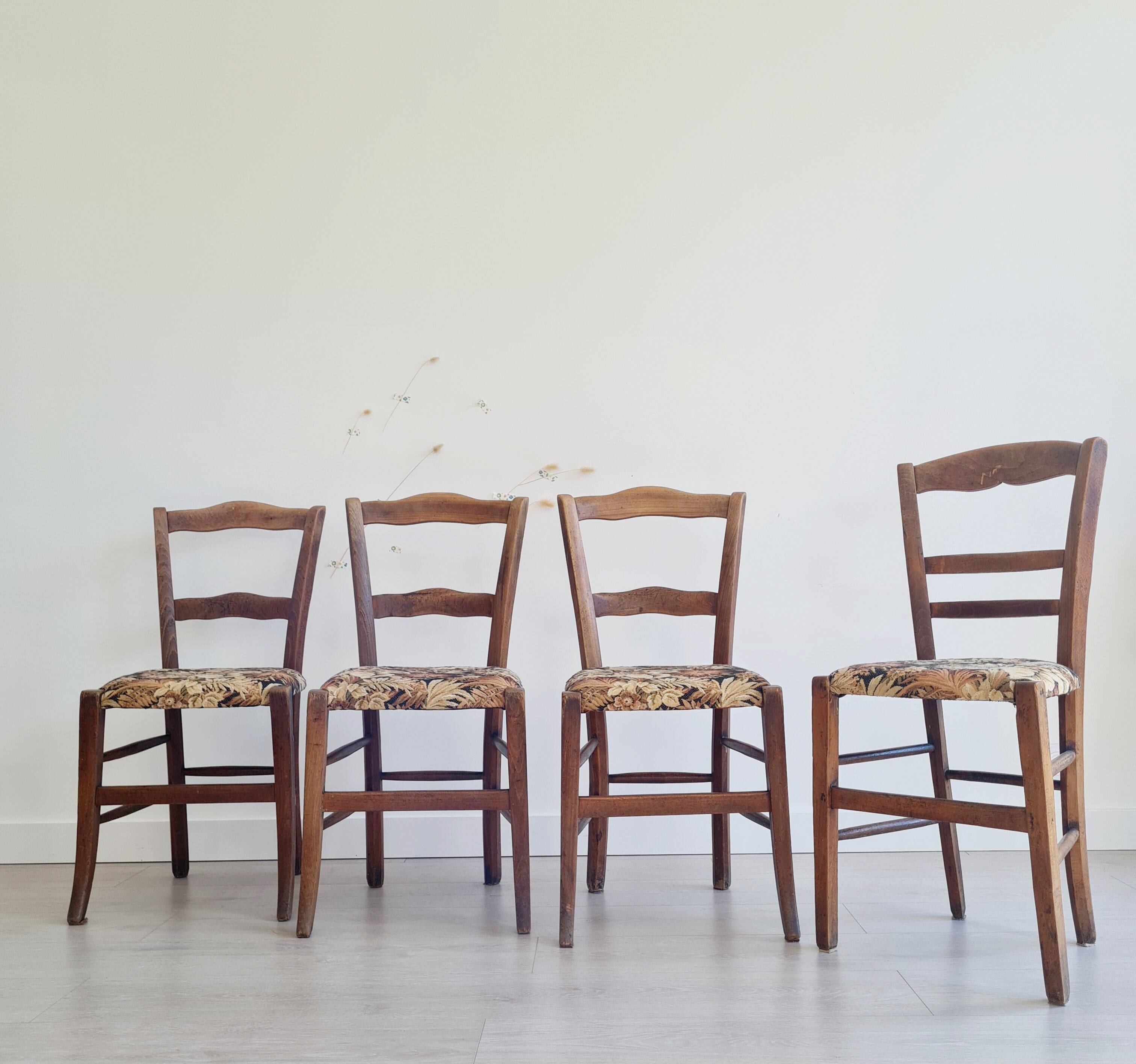 Chaises bistrot anciennes en bois - assise fleurie