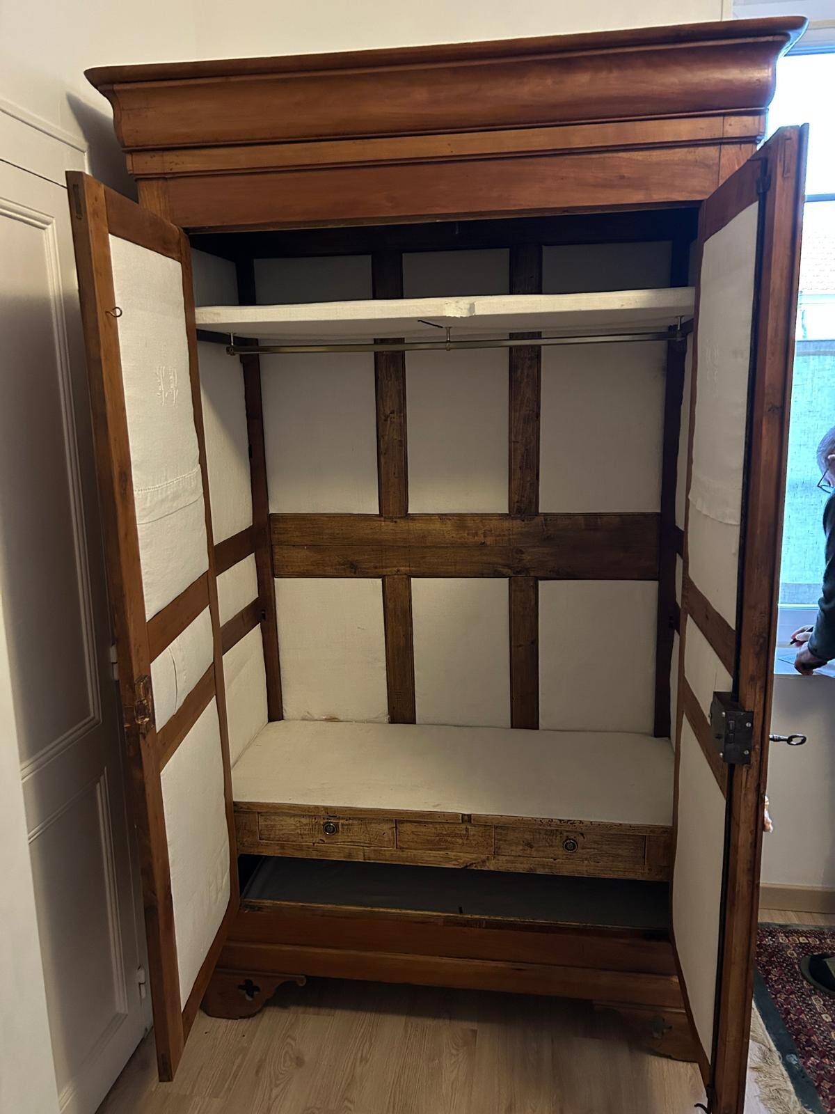 Antique wardrobe from the late 19th century in solid wood.