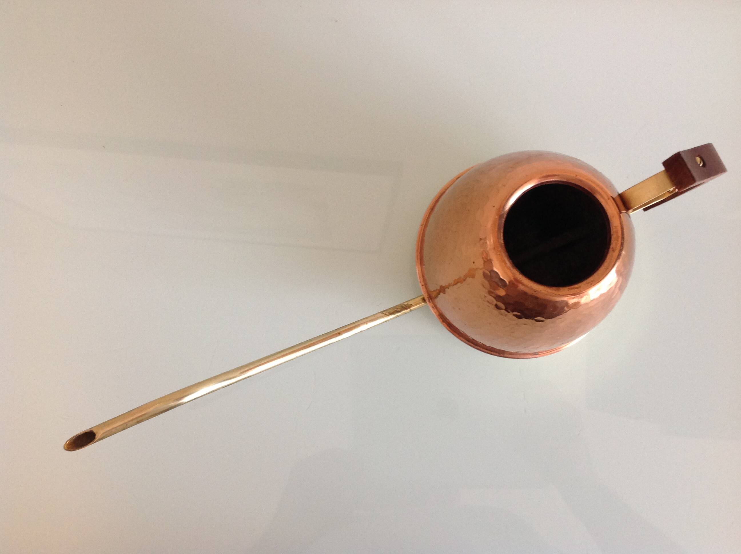 Watering can in hammered red copper and wooden handle/vintage 60s-70s
