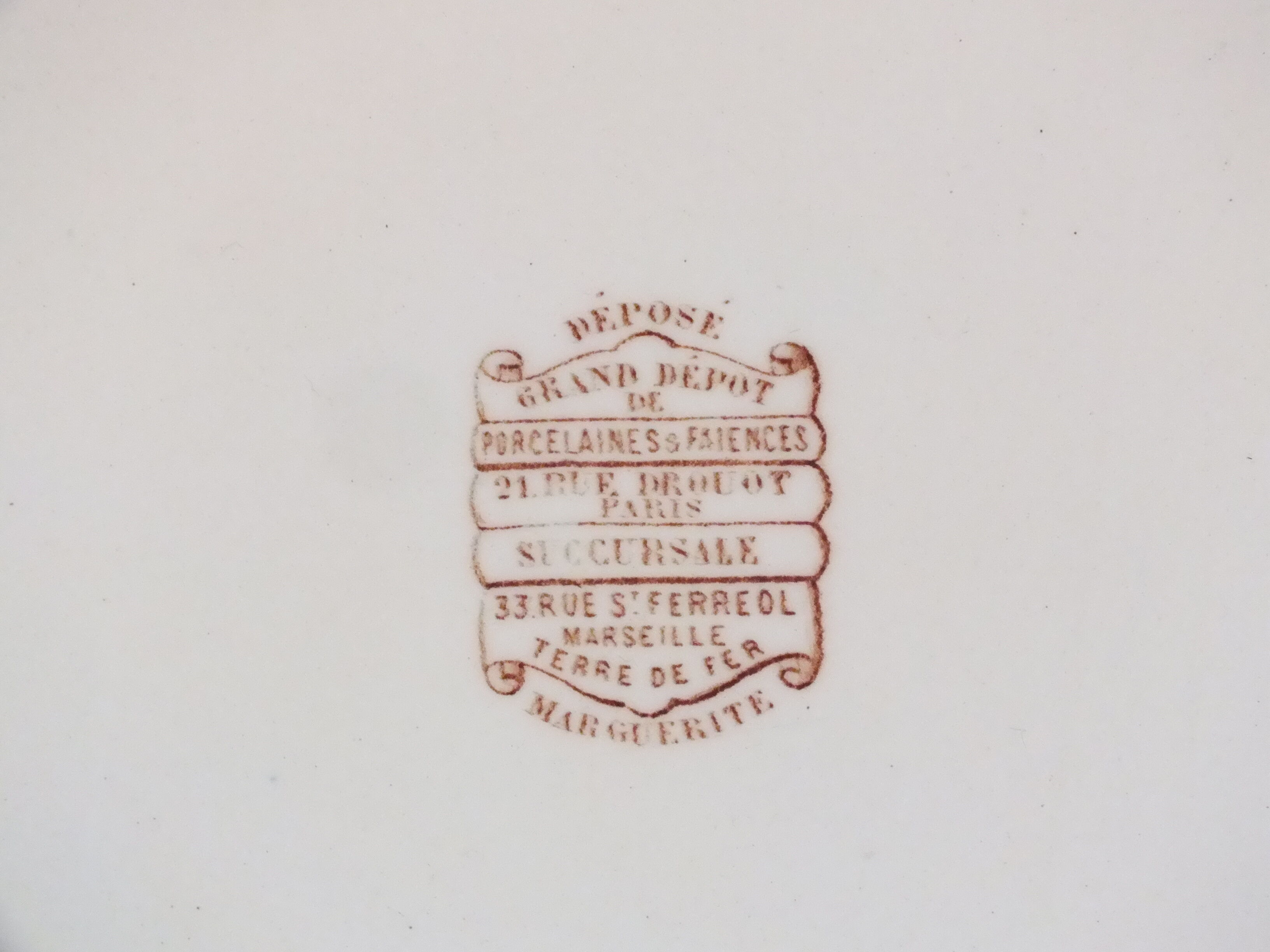 Old dish in Iron Land - Marguerite décor