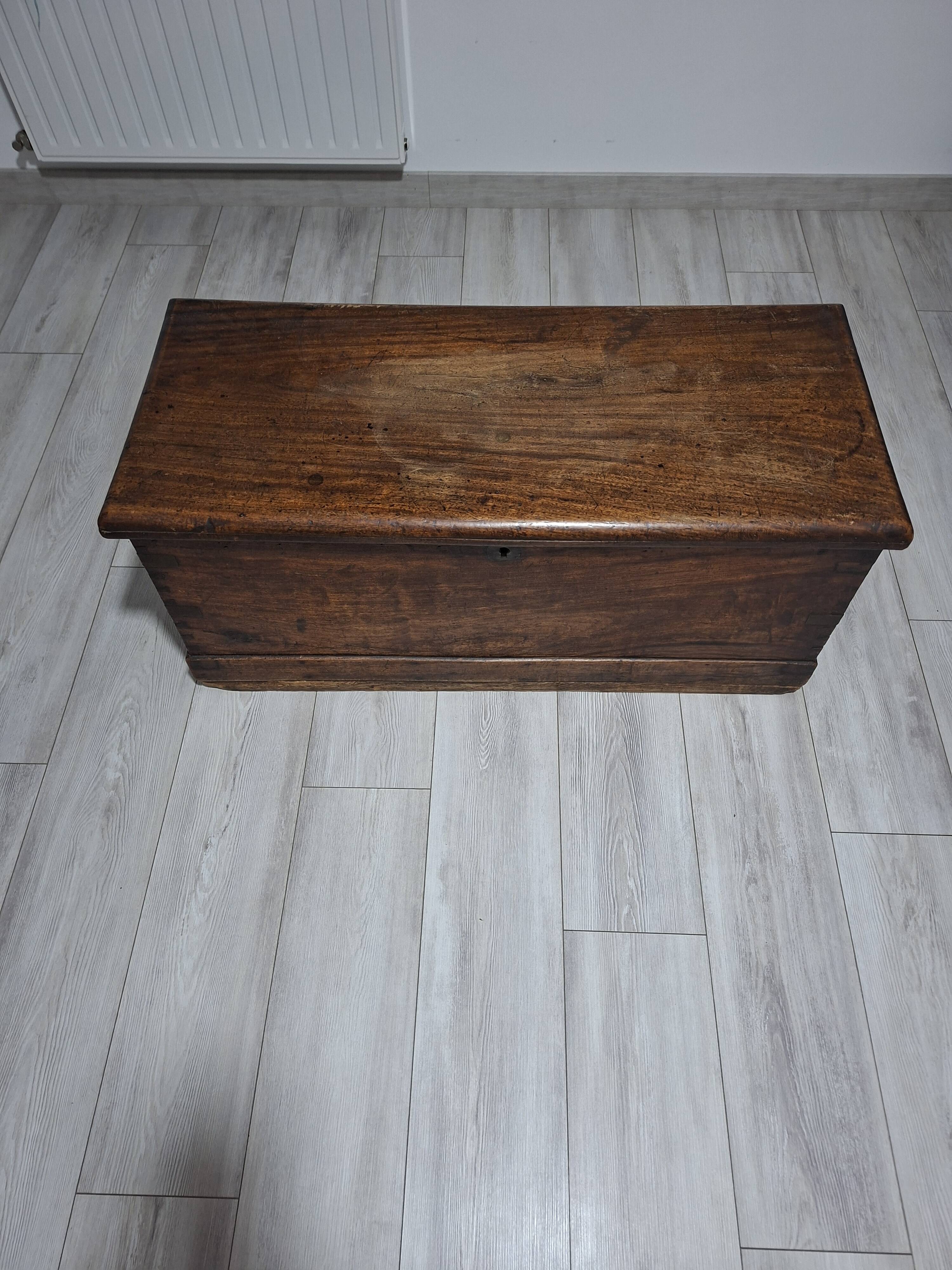 Antique wedding chest in solid wood — Late 18th century