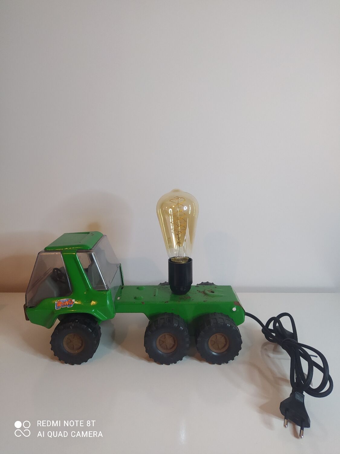 Lampe jouet camion vintage en métal vert