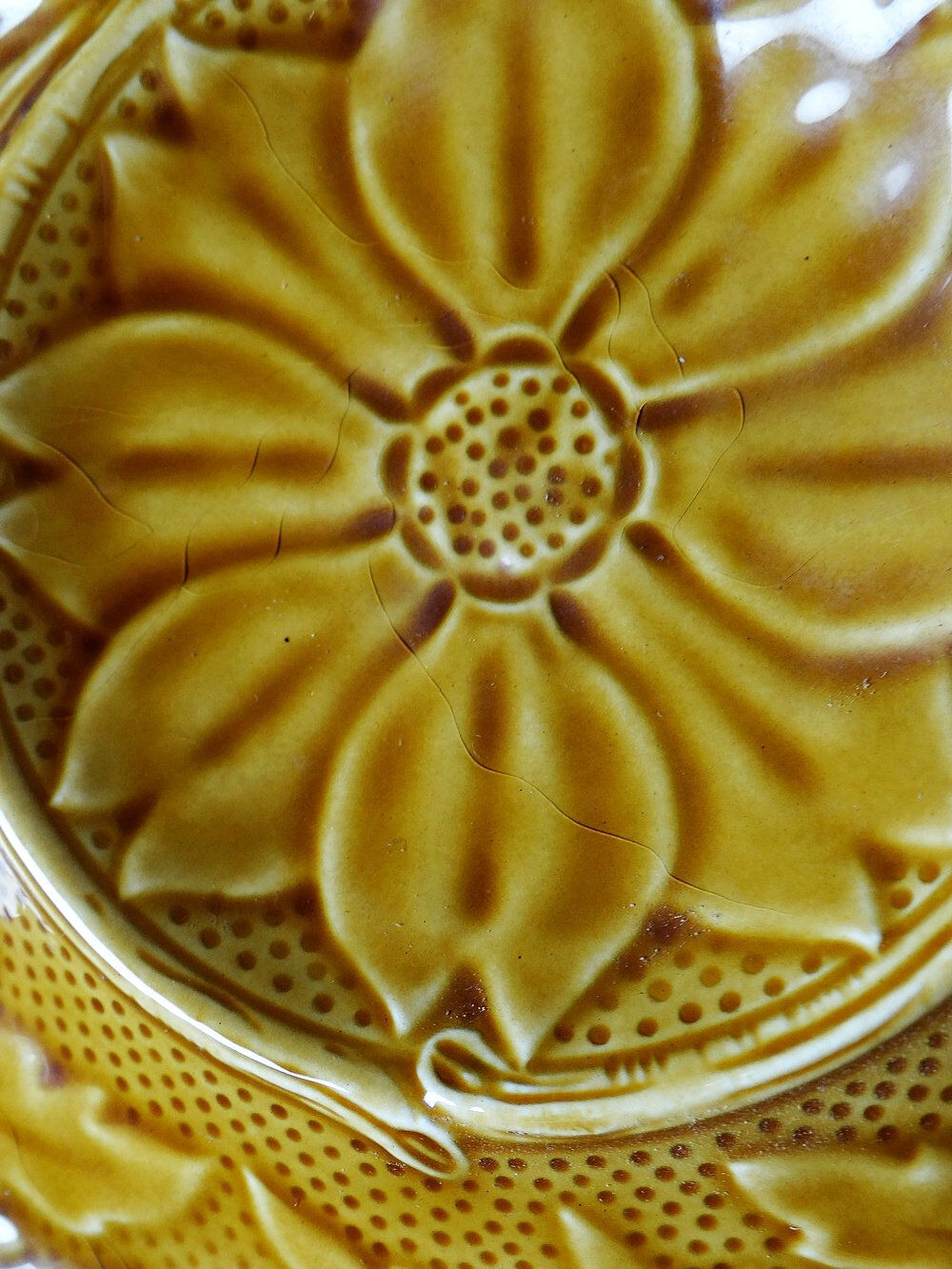 Set of plates, artichoke dishes, mustard yellow earthenware Gien vintage