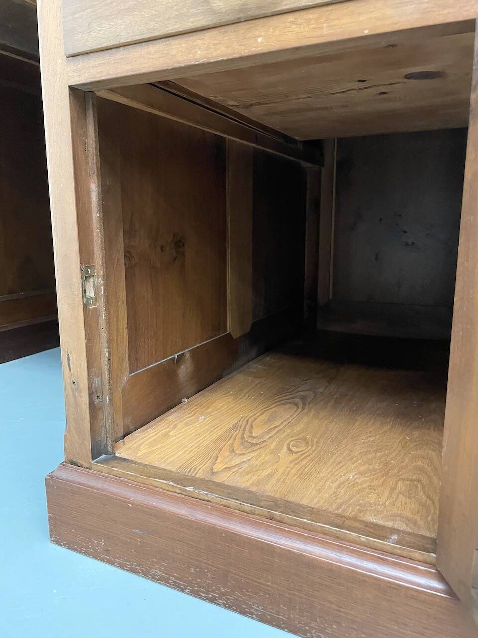 Comptoir ou bureau en noyer années 50