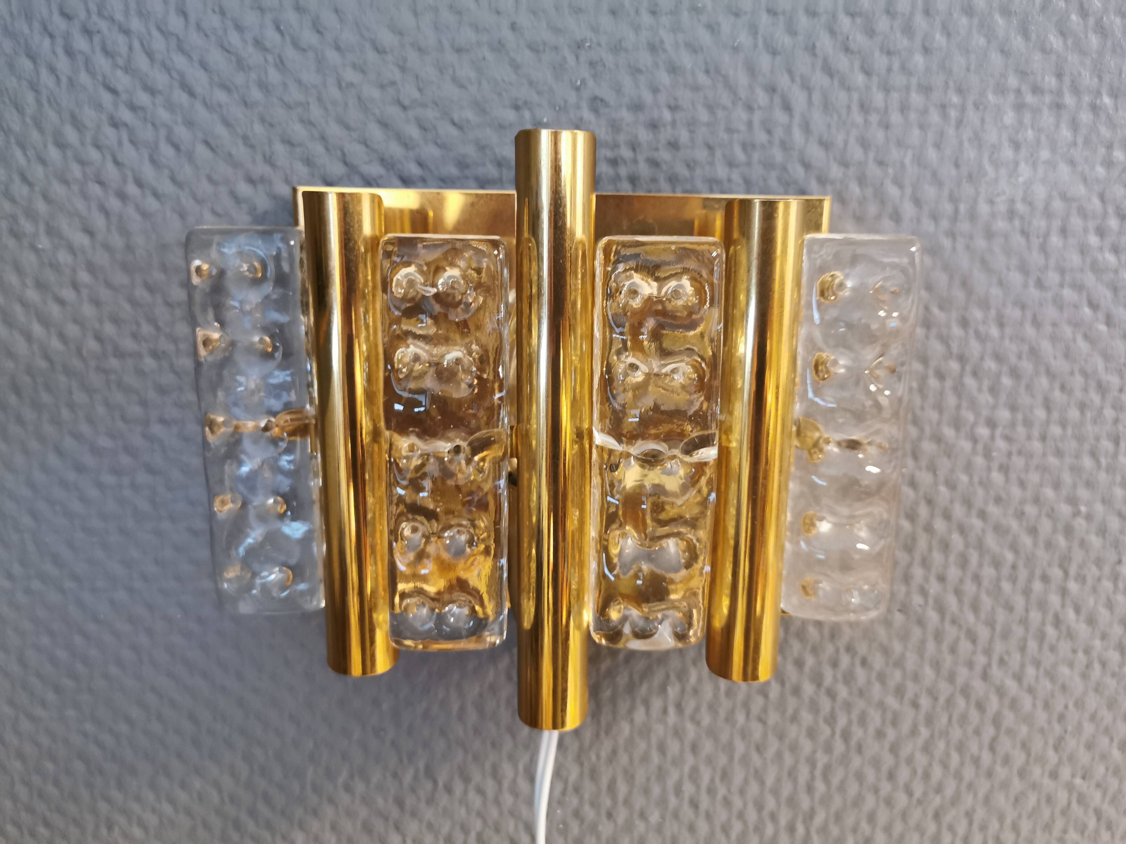 Belle applique suédoise en verre cristal pressé, laiton et métal doré
