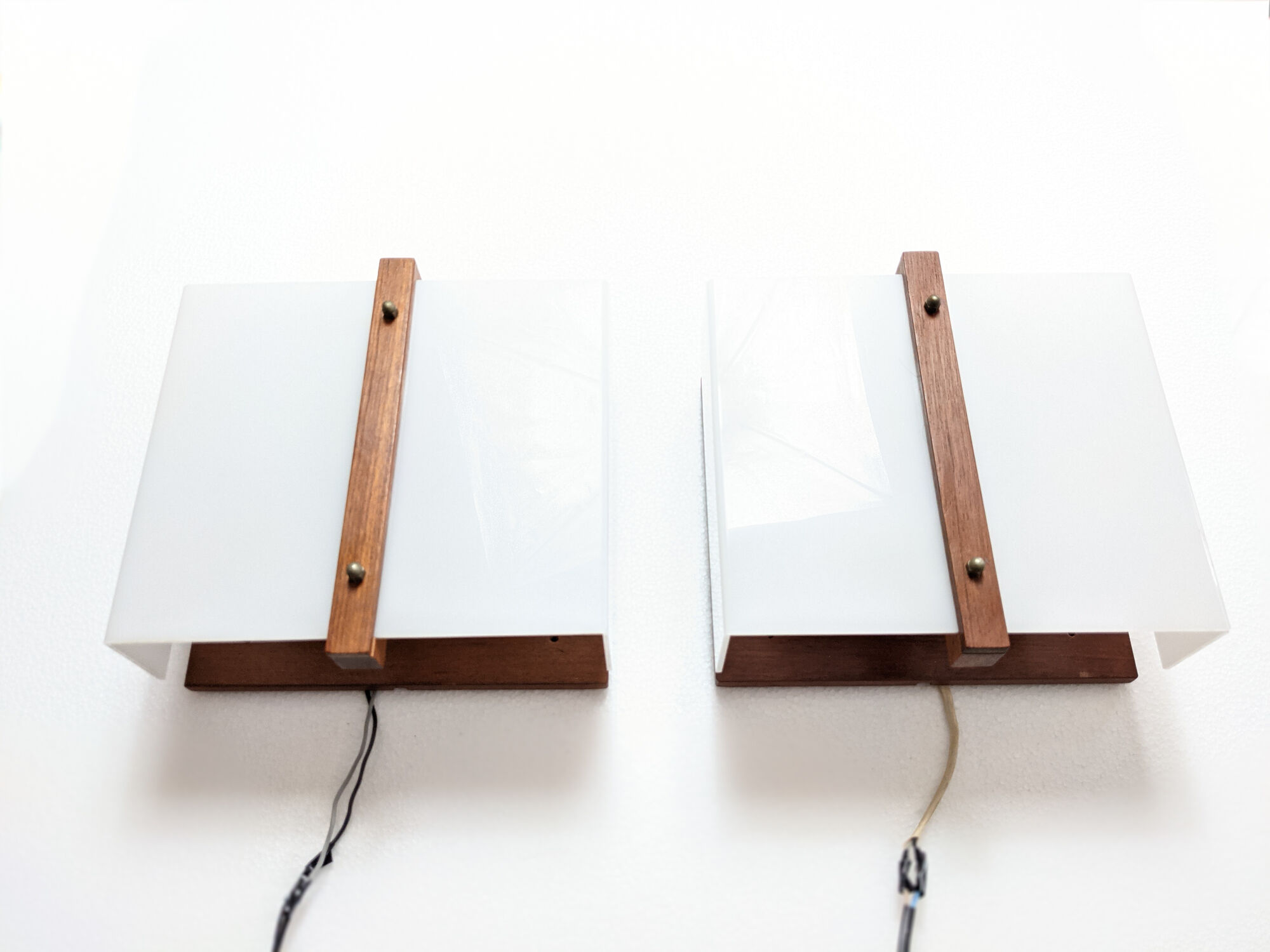 Paire d'appliques scandinaves 1960, teck massif et plexiglass, Raak C-1521