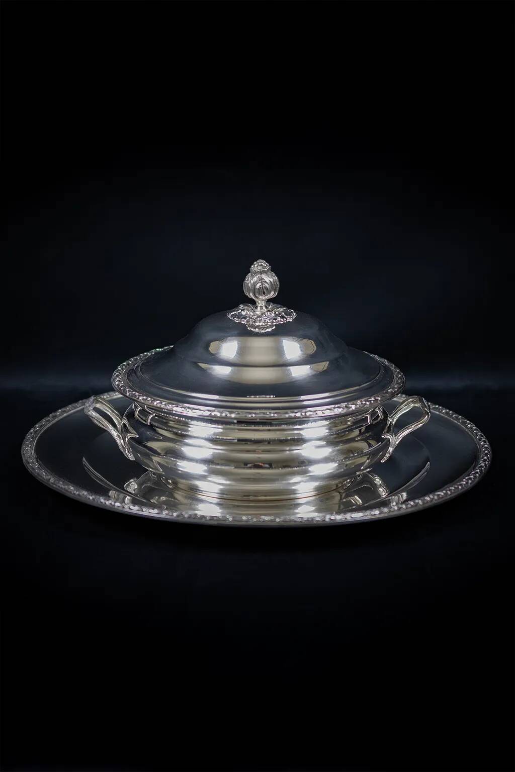 Silver-plated vegetable dish with matching tray – stamped