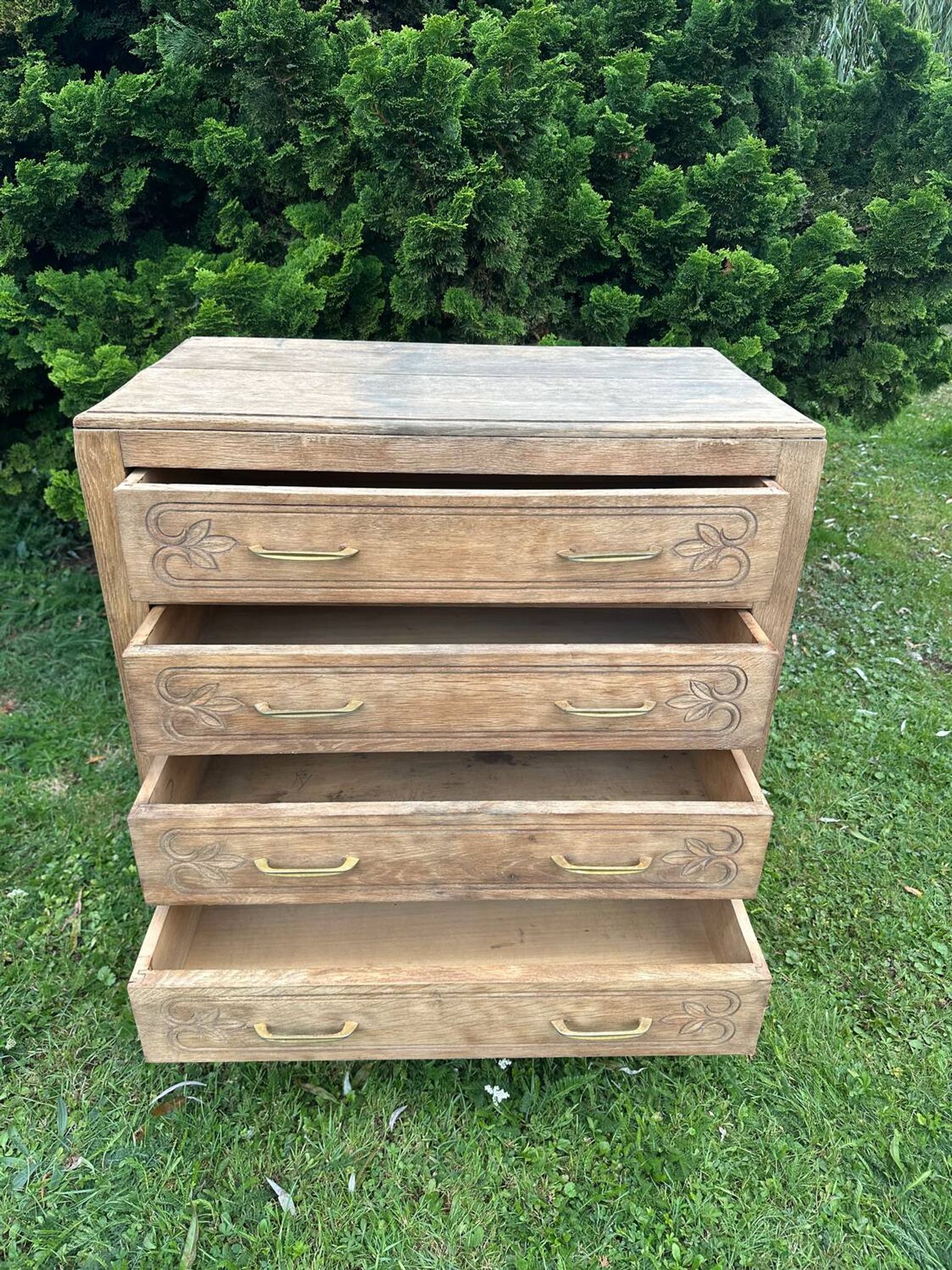 Commode vintage en bois massif sculpté – 4 tiroirs