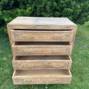 Commode vintage en bois massif sculpté – 4 tiroirs