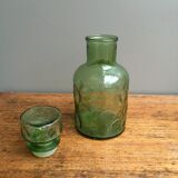 Carafe en verre vert vintage.