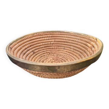 Large wicker basket in rush and brass in the style of Gabriella Crespi from the 1960s.