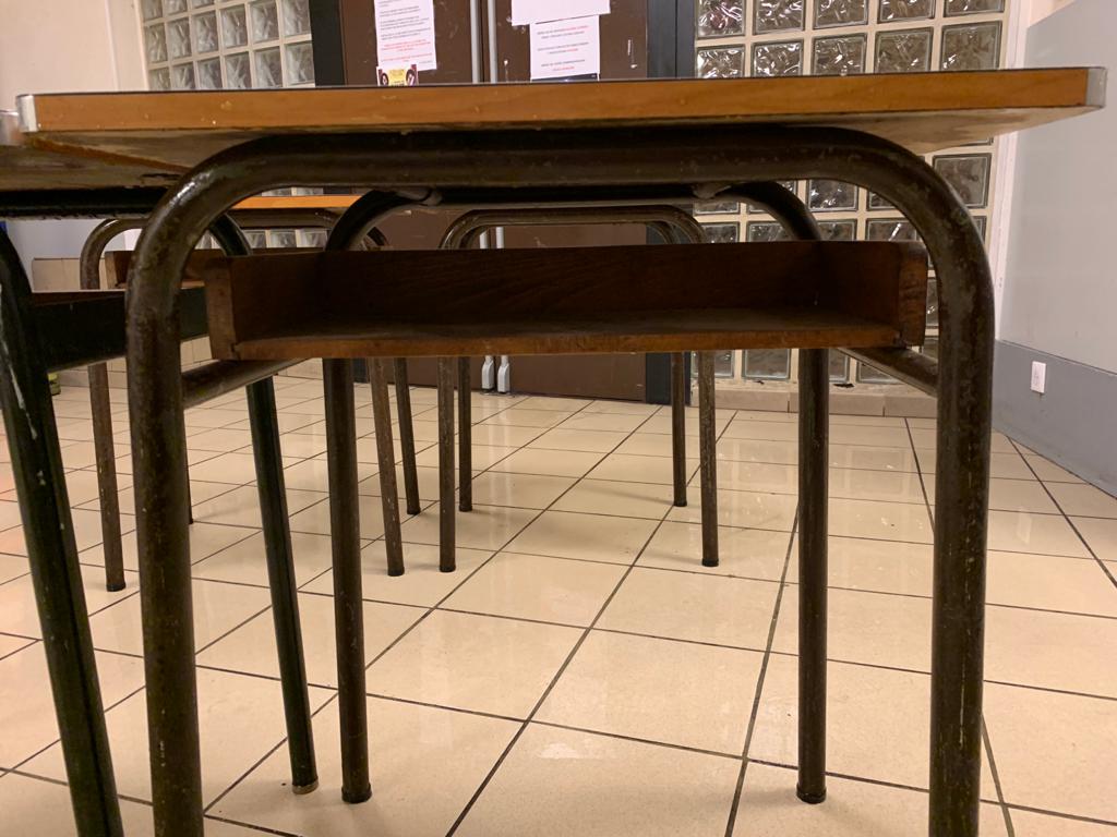 Lot de 6 tables d'écoliers