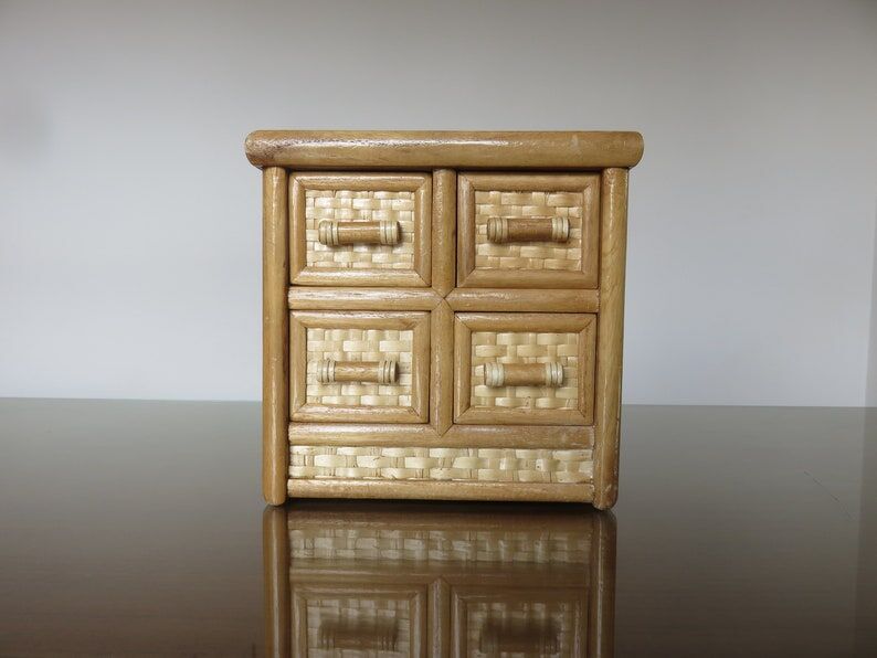 Boite à bijoux commode miniature en rotin années 70