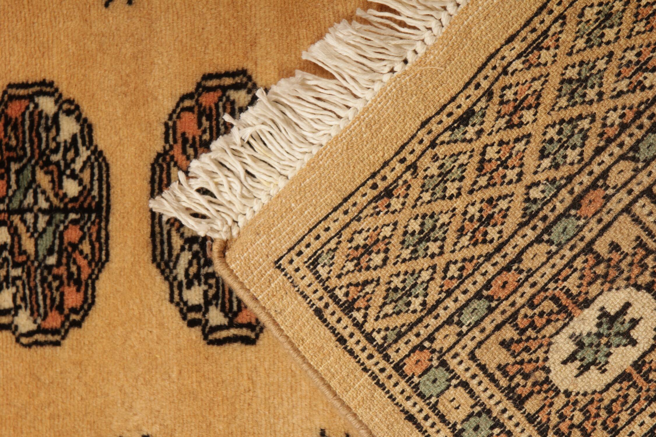 Tapis de couloir turkmène vintage à médaillon jaune, fait main, style géométrique oriental