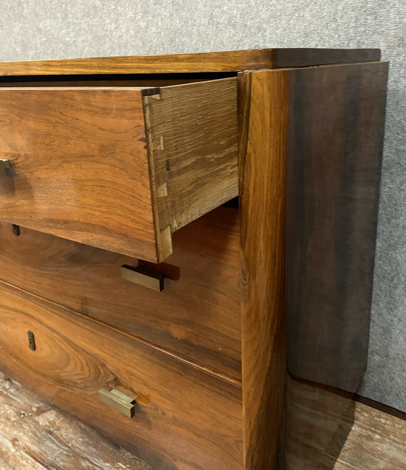 Commode époque Art Déco en ronce de noyer avec 1 incroyable ramage