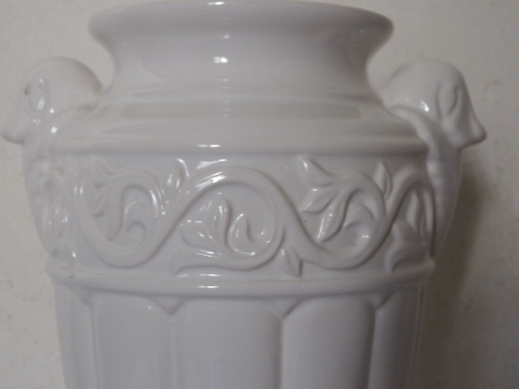 Baroque-style white cermal vase