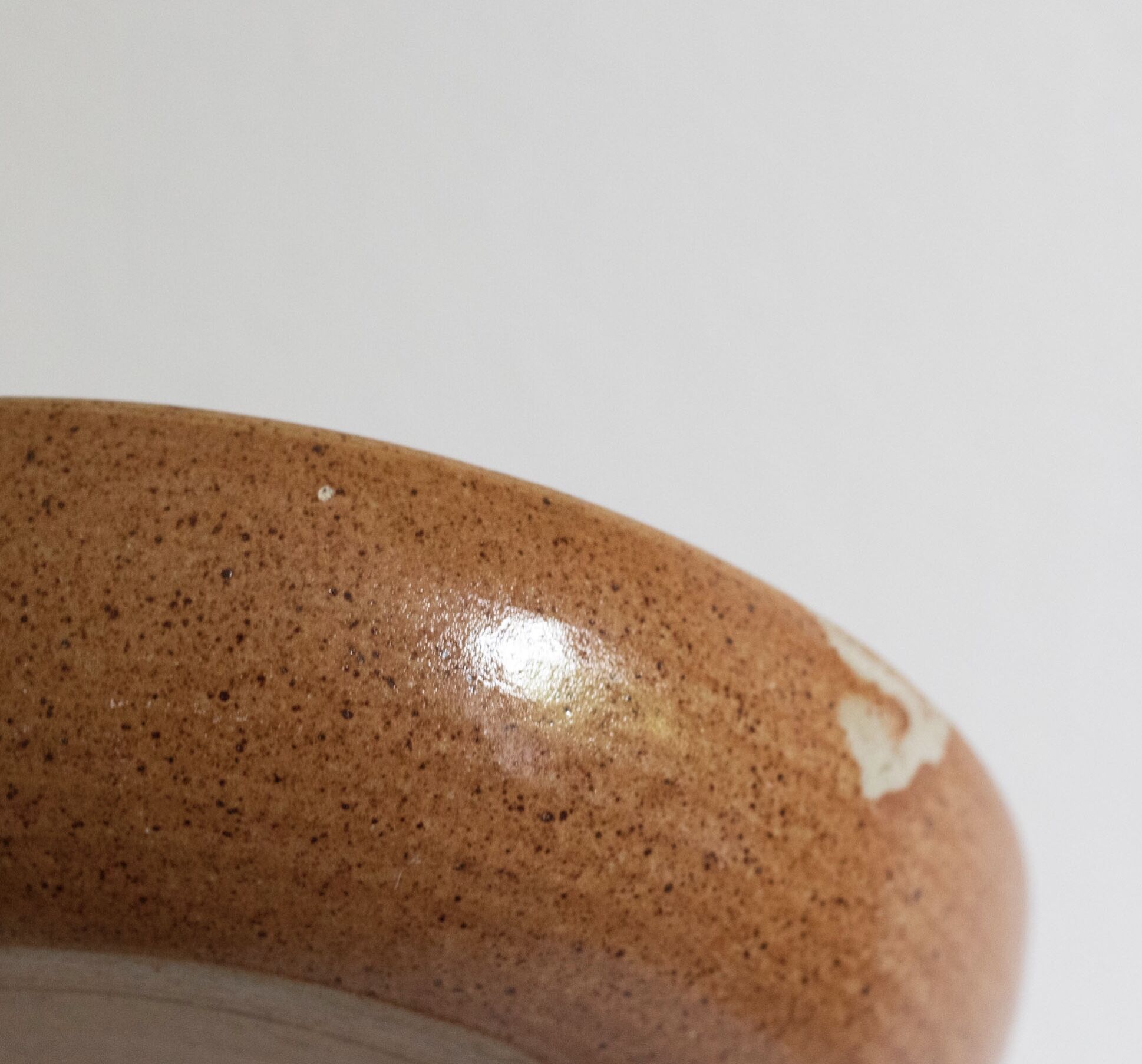 Set of 4 plates in sandstone of Saint Amand signed