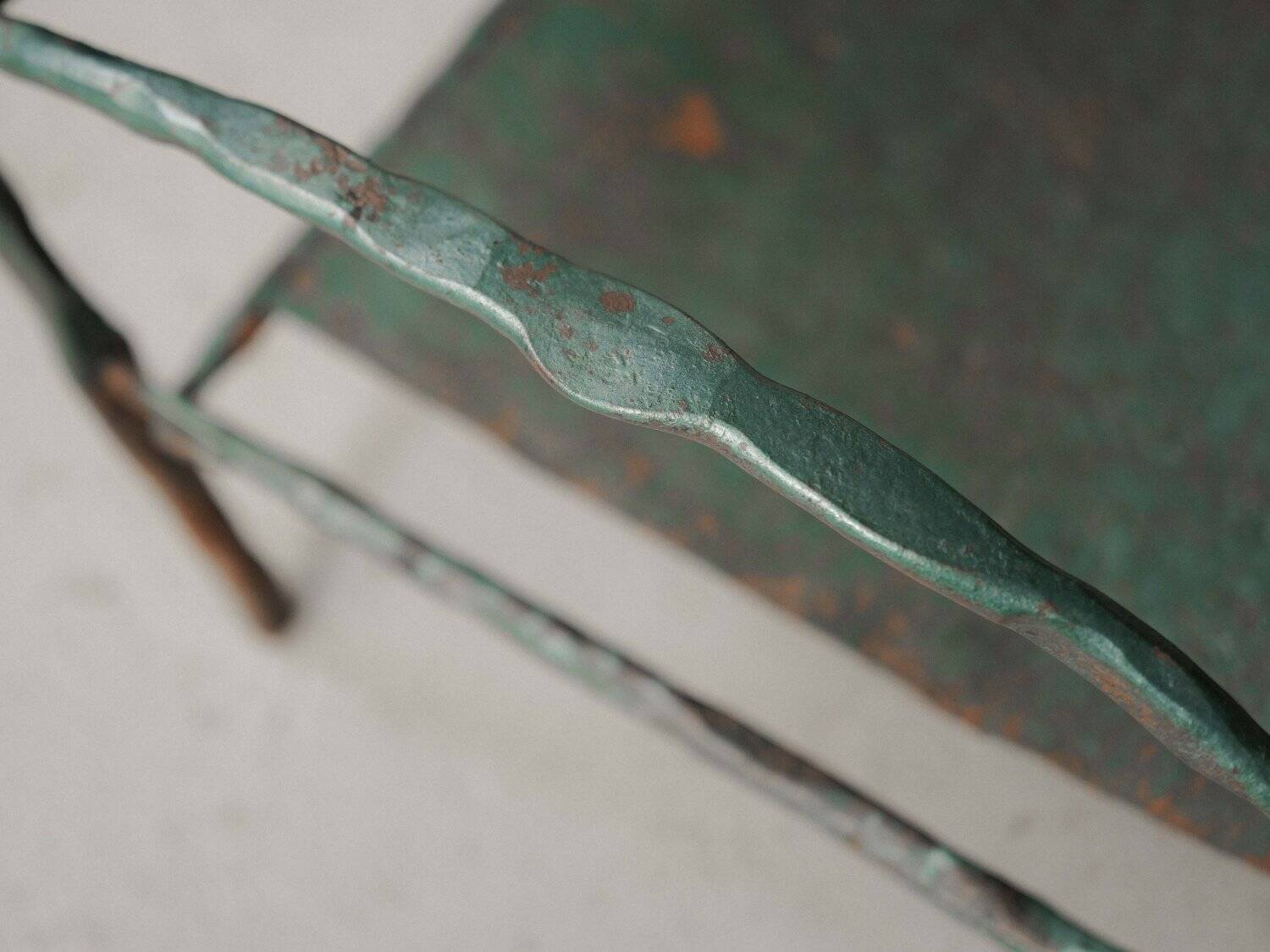 Fauteuil bas en fer forgé martelé, France, vers 1960