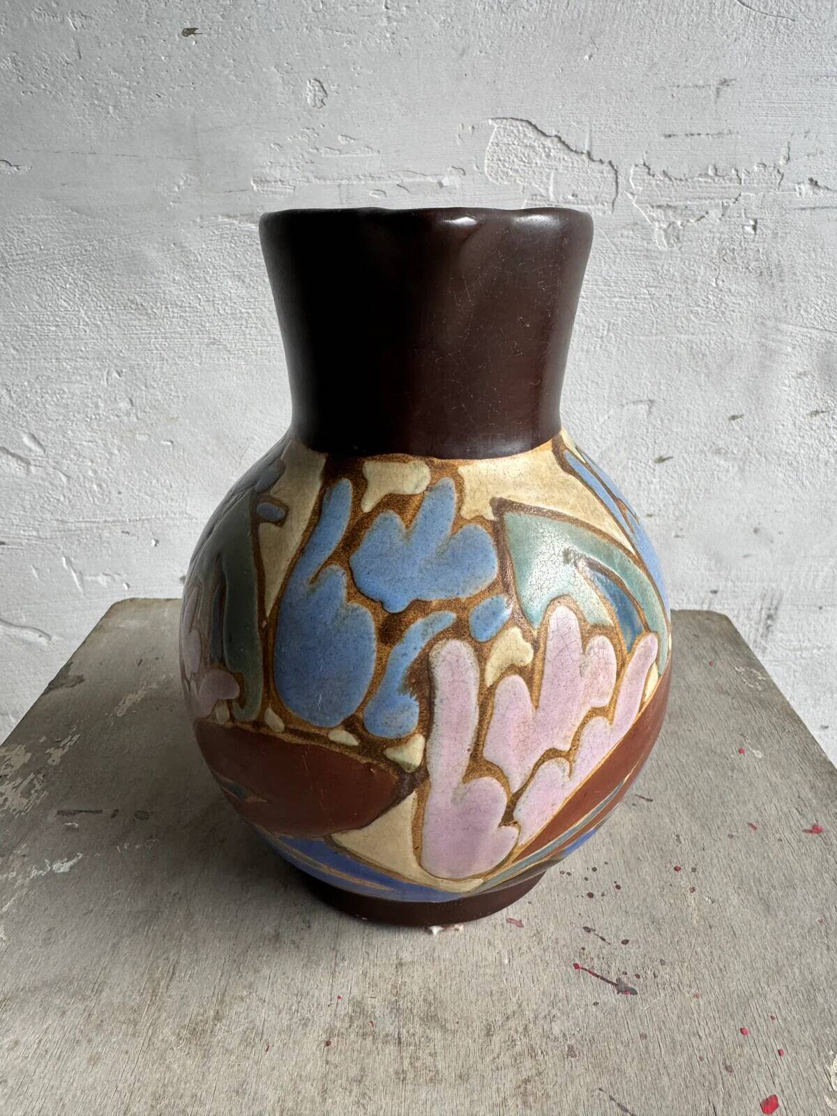 Vase vintage en céramique peinte à la main C.M. Bergen — Pichet à glaçure florale brune et pastel, 21 cm