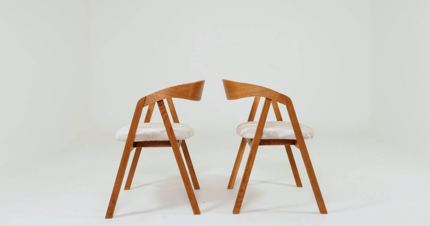 Set of 6 rustic oak wood dining chairs in safari beige.