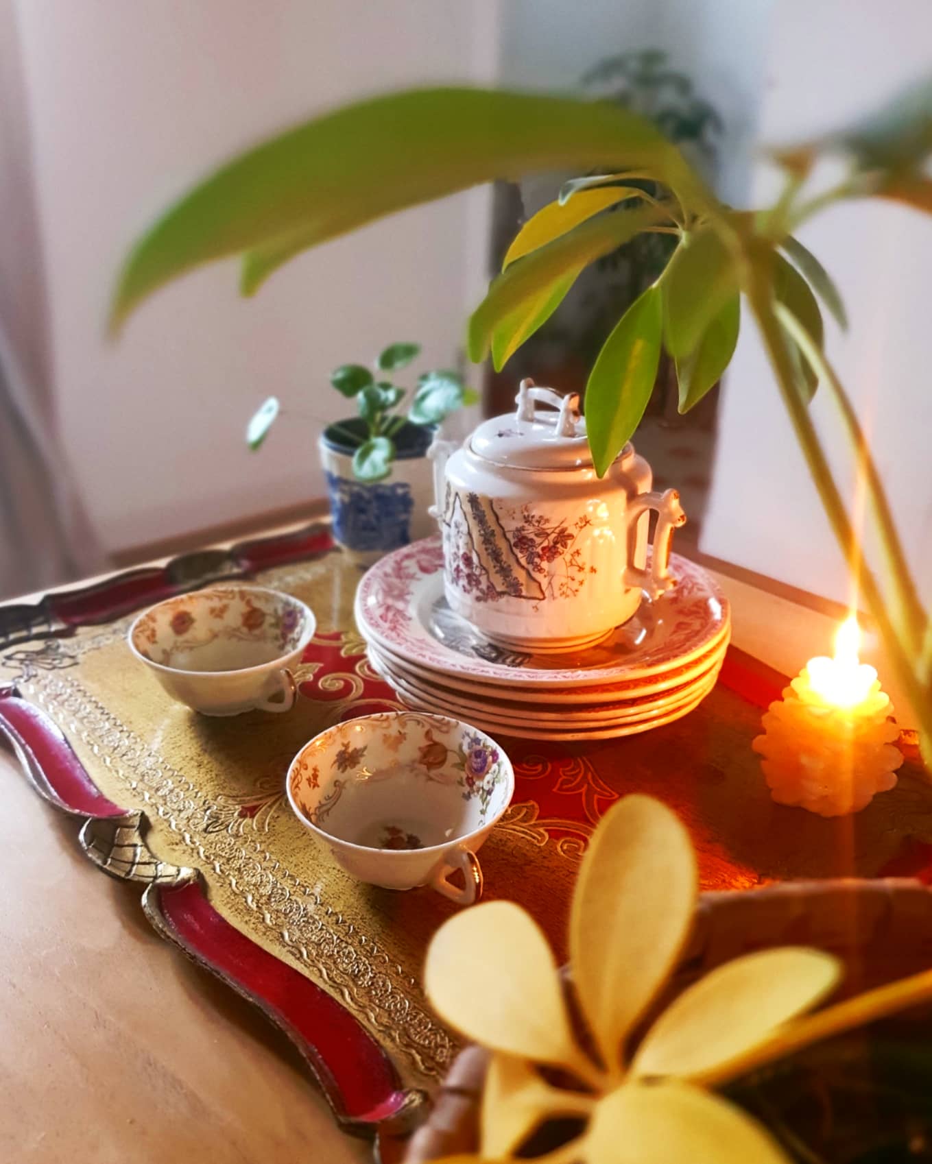 Venetian red and gold plateau