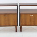 Paire de tables de chevet finition en noyer, Italie années 1960