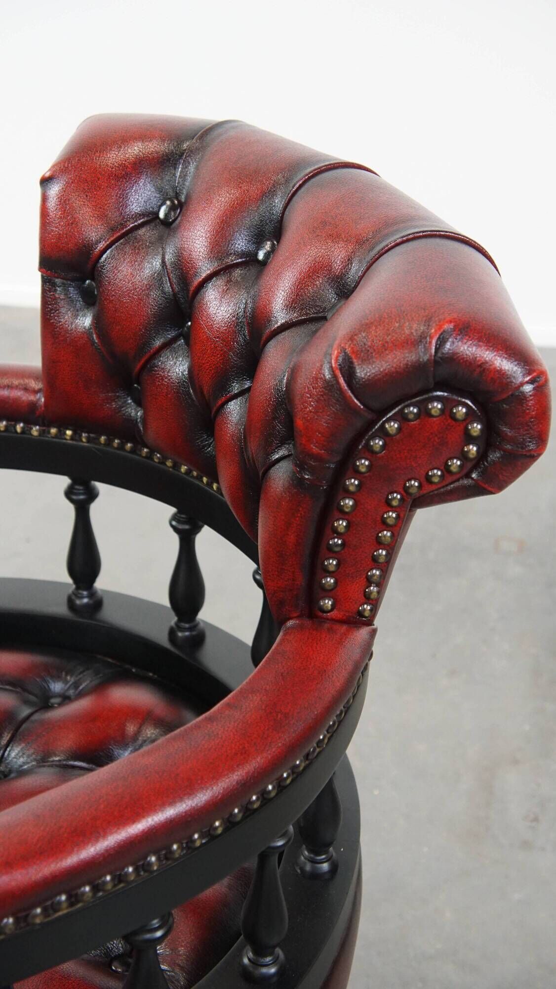 Chaise de bureau Chesterfield en cuir de vachette rouge/noir et bois