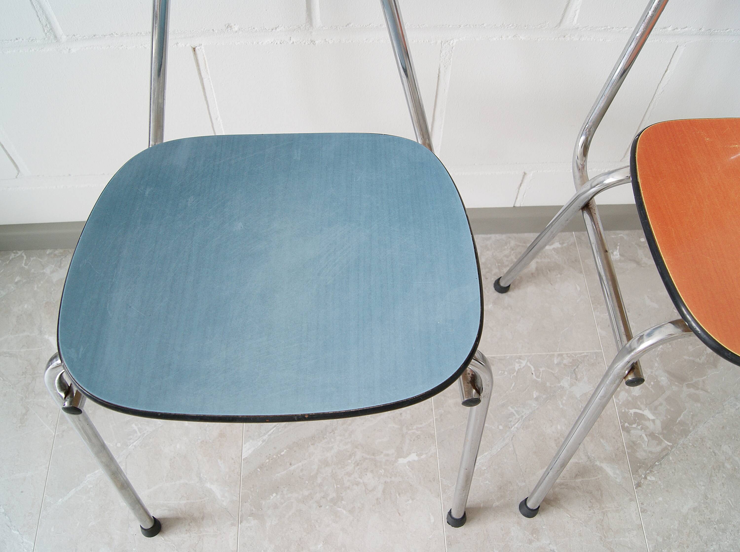 Chaise formica en rouge et bleu, chaises de cuisine et empilables