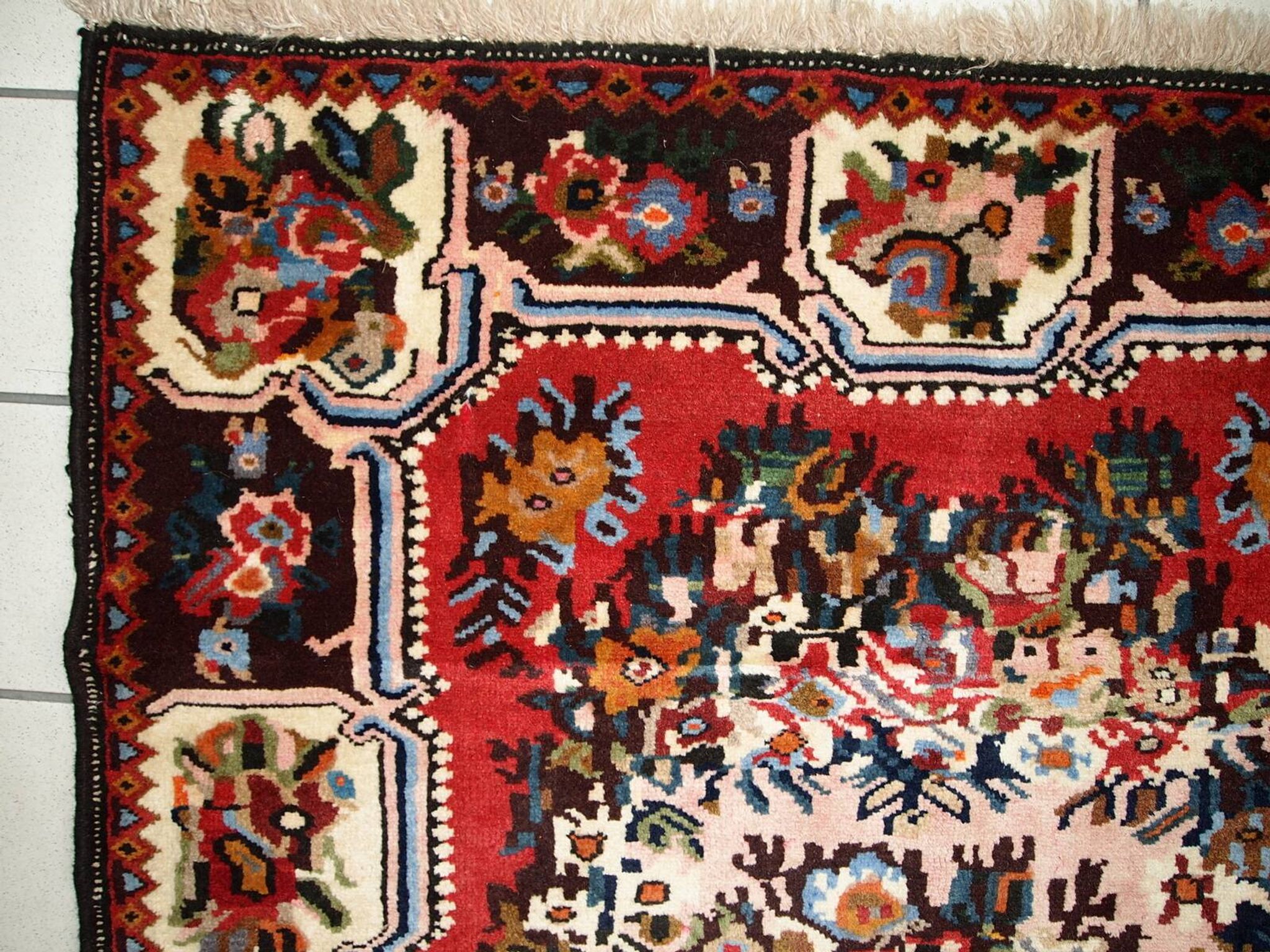 Tapis vintage fait main Bakhtiari persan 114cm x 152cm (1970s)