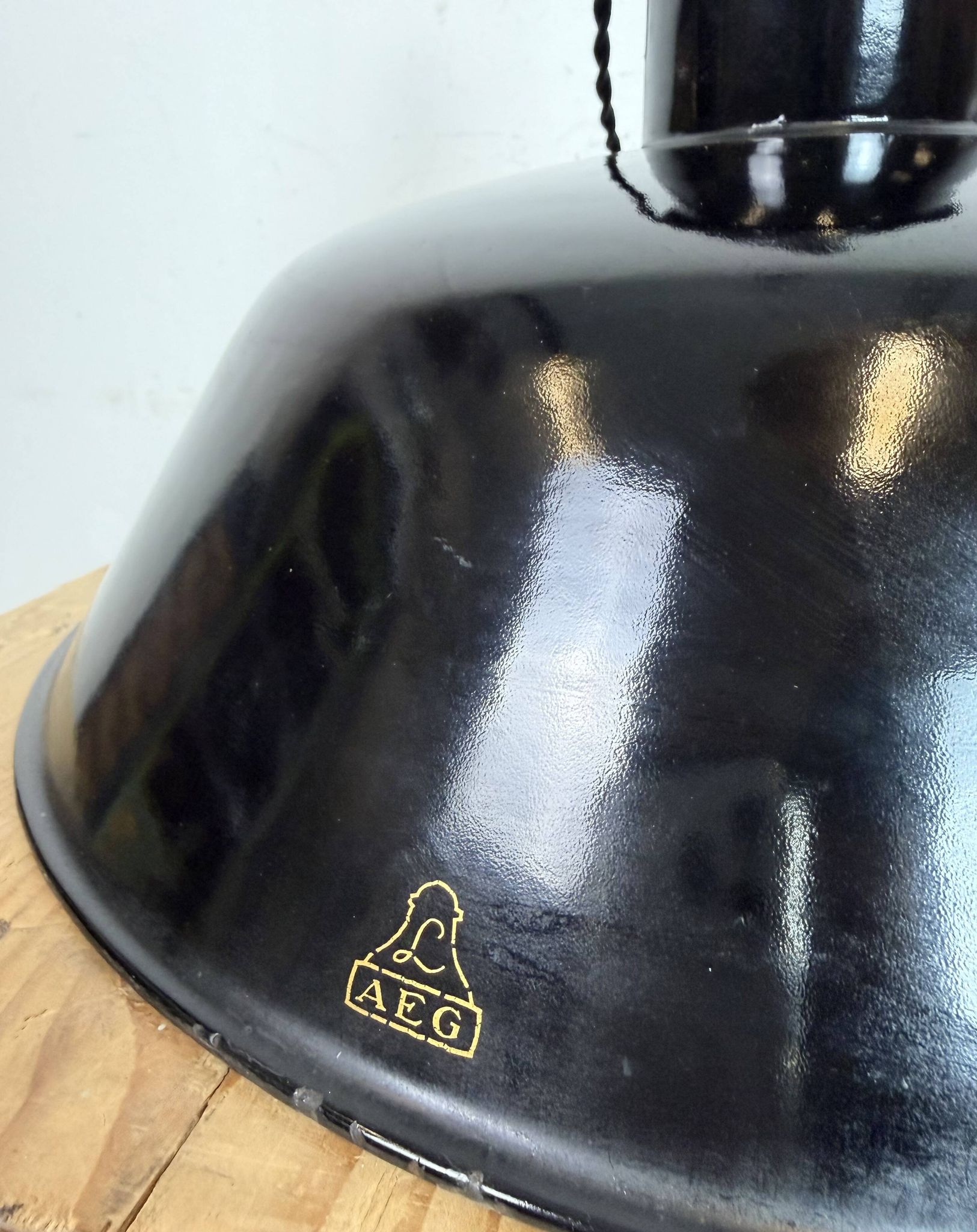 Lampe suspendue industrielle en émail noir de AEG, années 1930