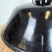 Lampe suspendue industrielle en émail noir de AEG, années 1930