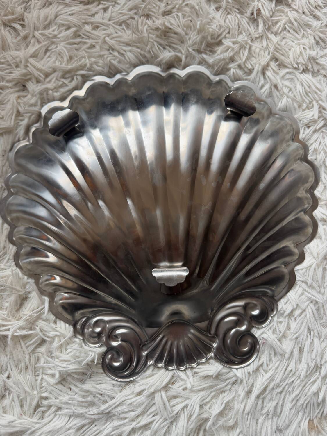 Large seashell-shaped trinket tray