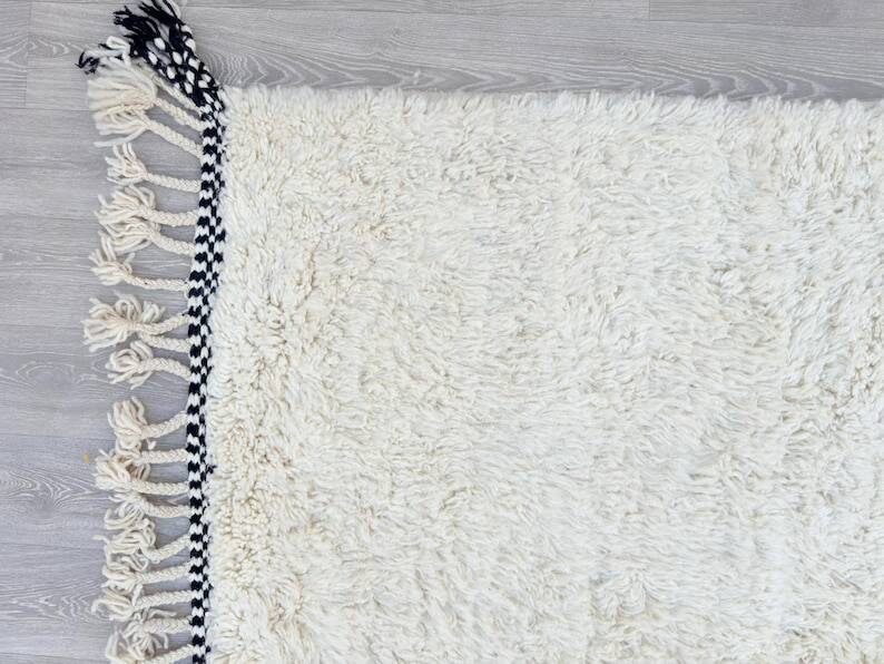 Simple white rug 250cmx150cm
