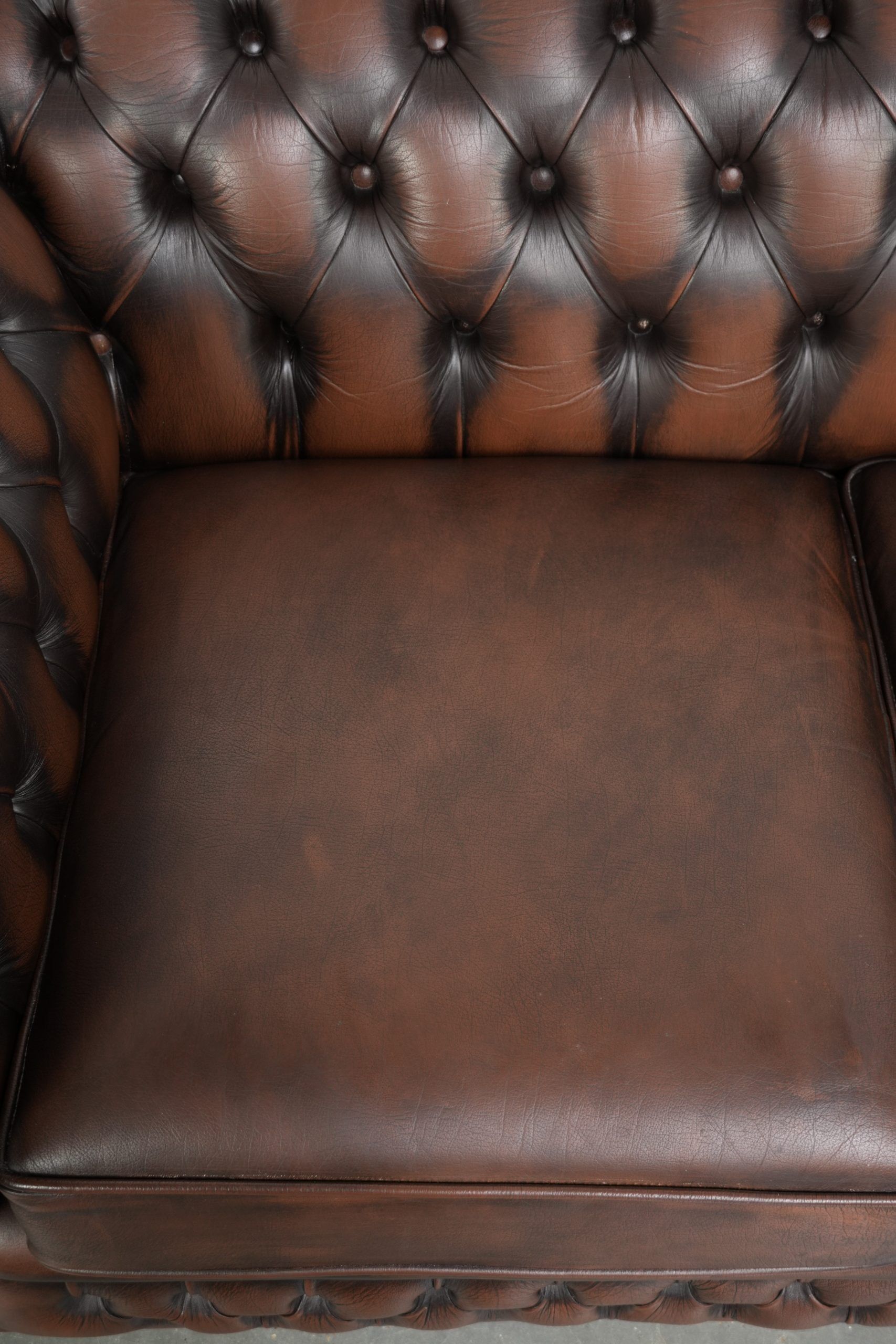 Nice cow leather Chesterfield 2-seater sofa in English style