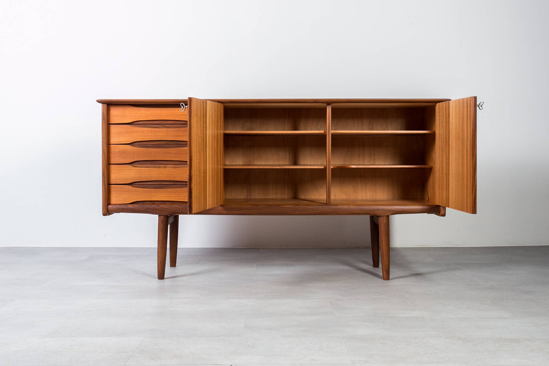 Buffet en teck du milieu du siècle par Brødrene Sørheim, Norvège, années 1960