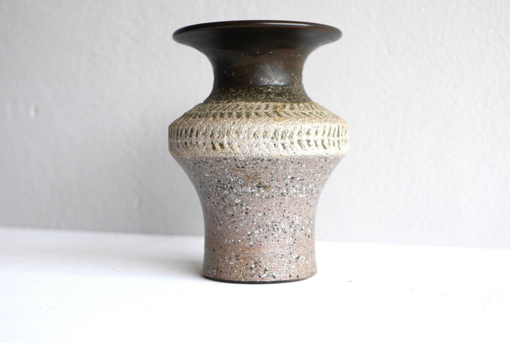 Brutalist ceramic vase in Scandinavian modernist style from the mid-century by Thomas Hellström for Nittsjö, Sweden.