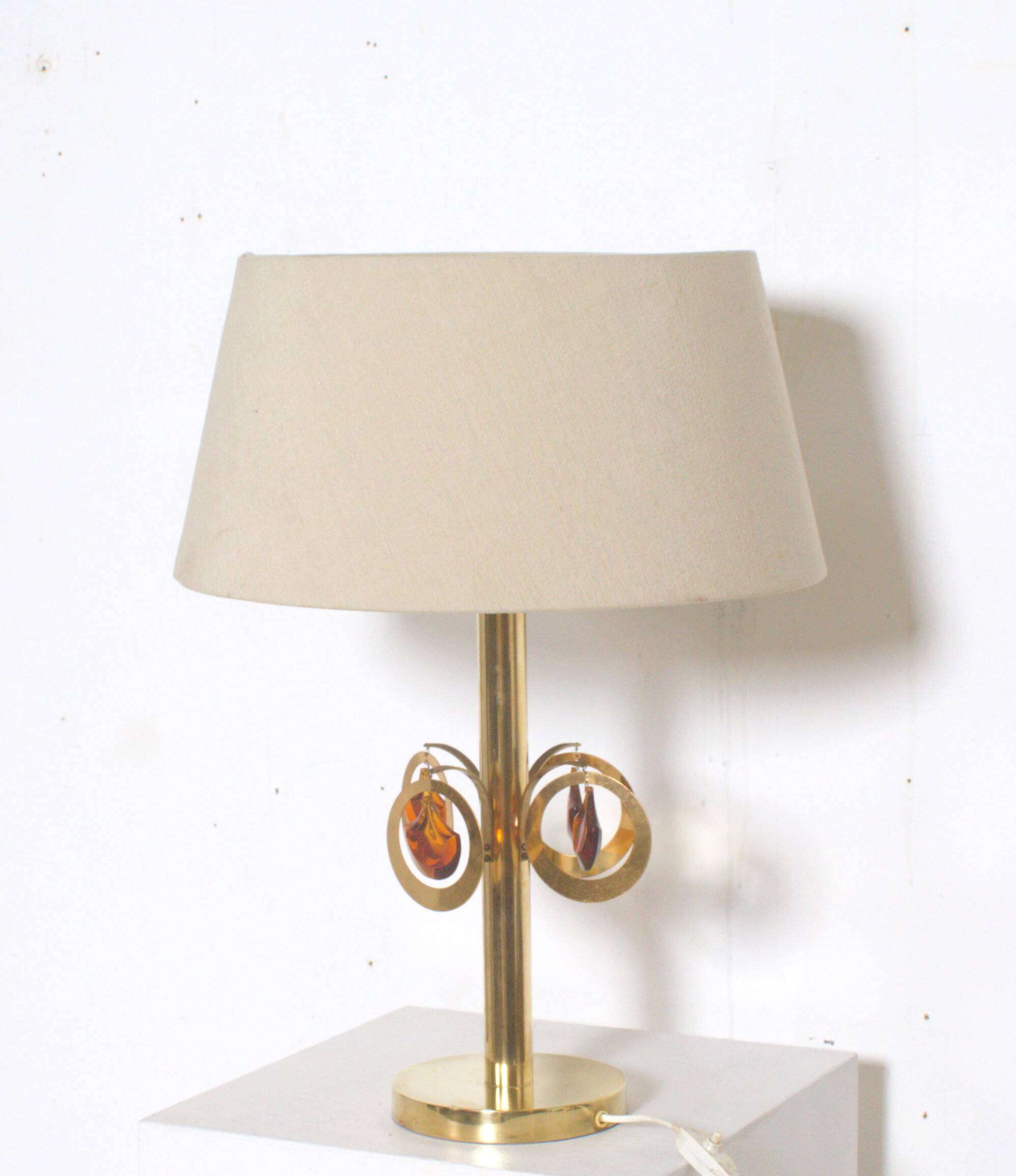 Lampe de table en laiton avec ornements en verre couleur ambre ca  1970