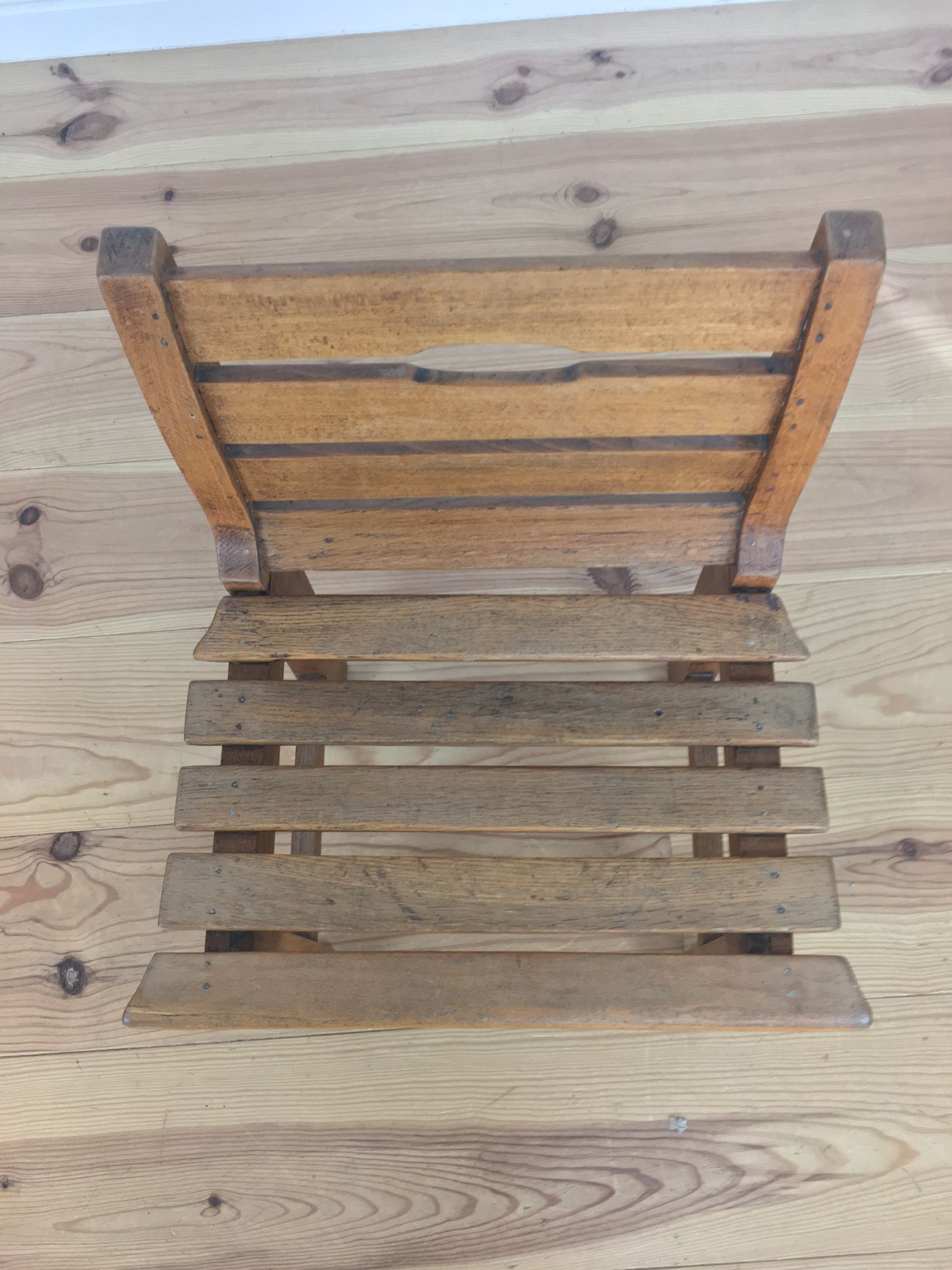 Chaise à lattes de bois pour enfants