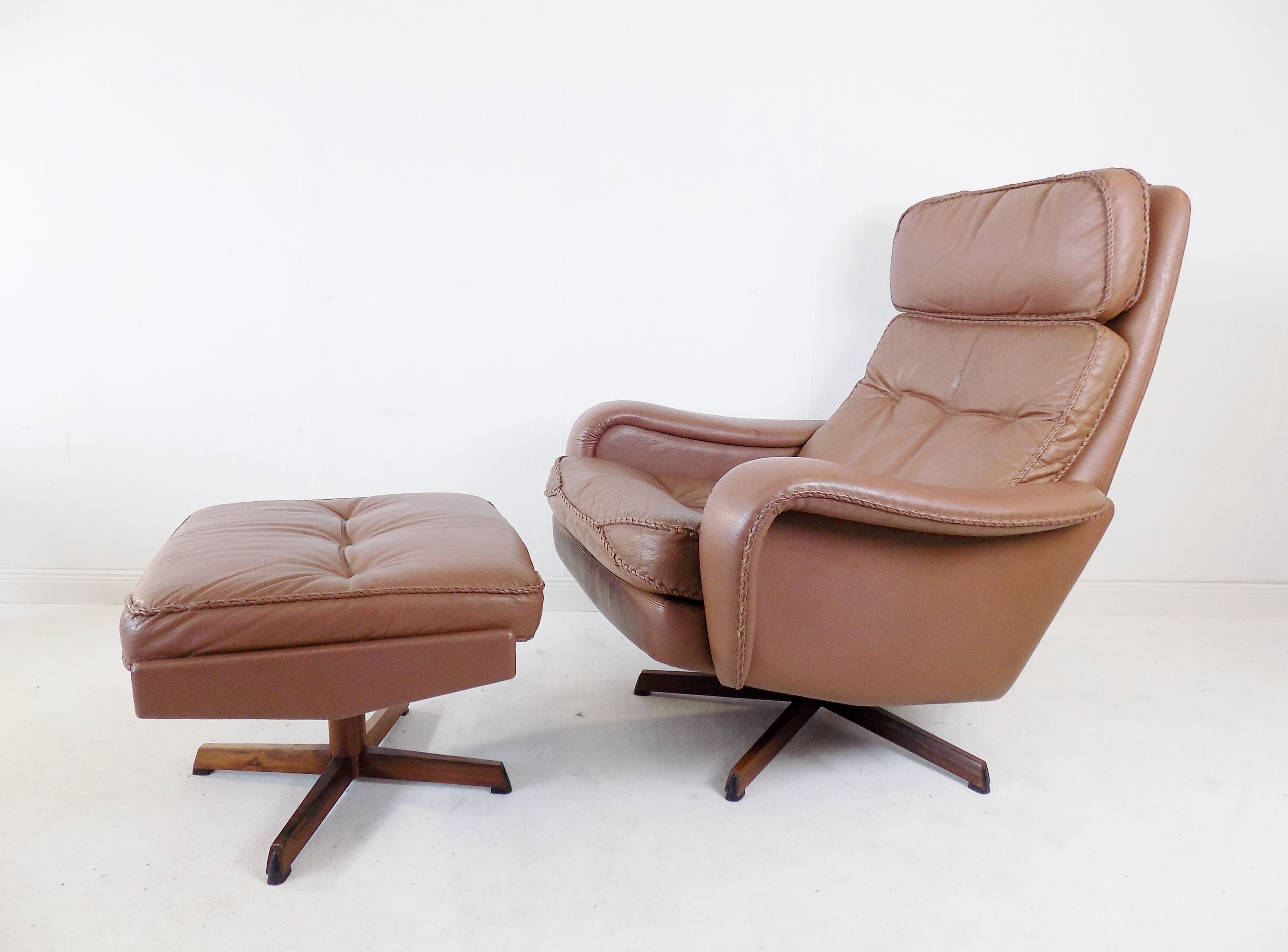 Fauteuil cuir avec pouf de Madsen & Schübel pour Bovenkamp
