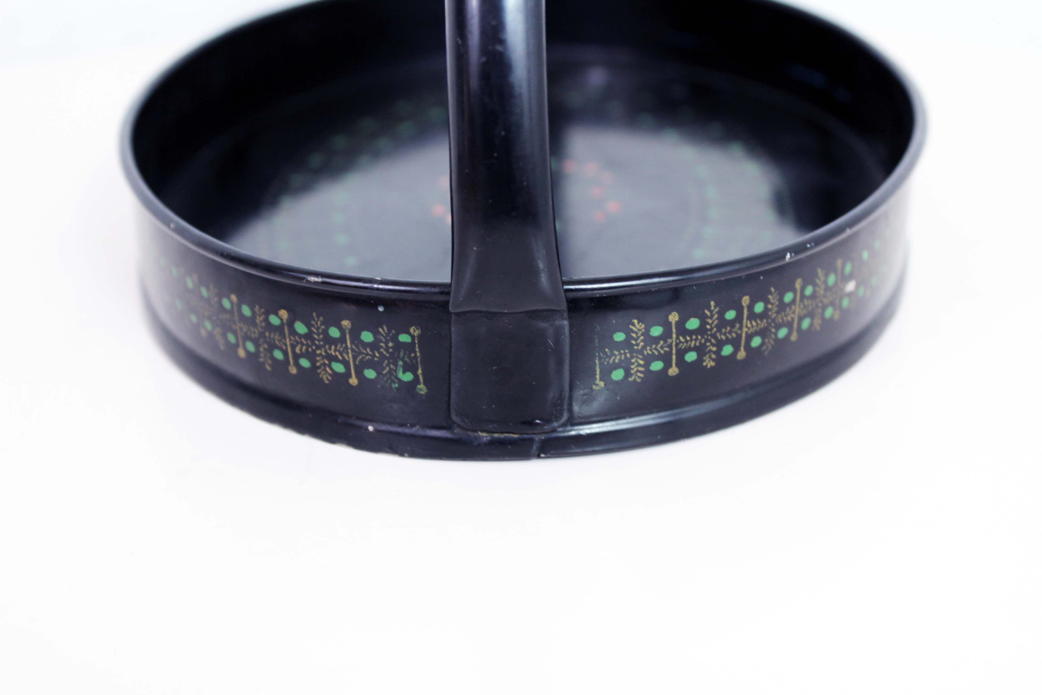 Vintage dish metal with handle