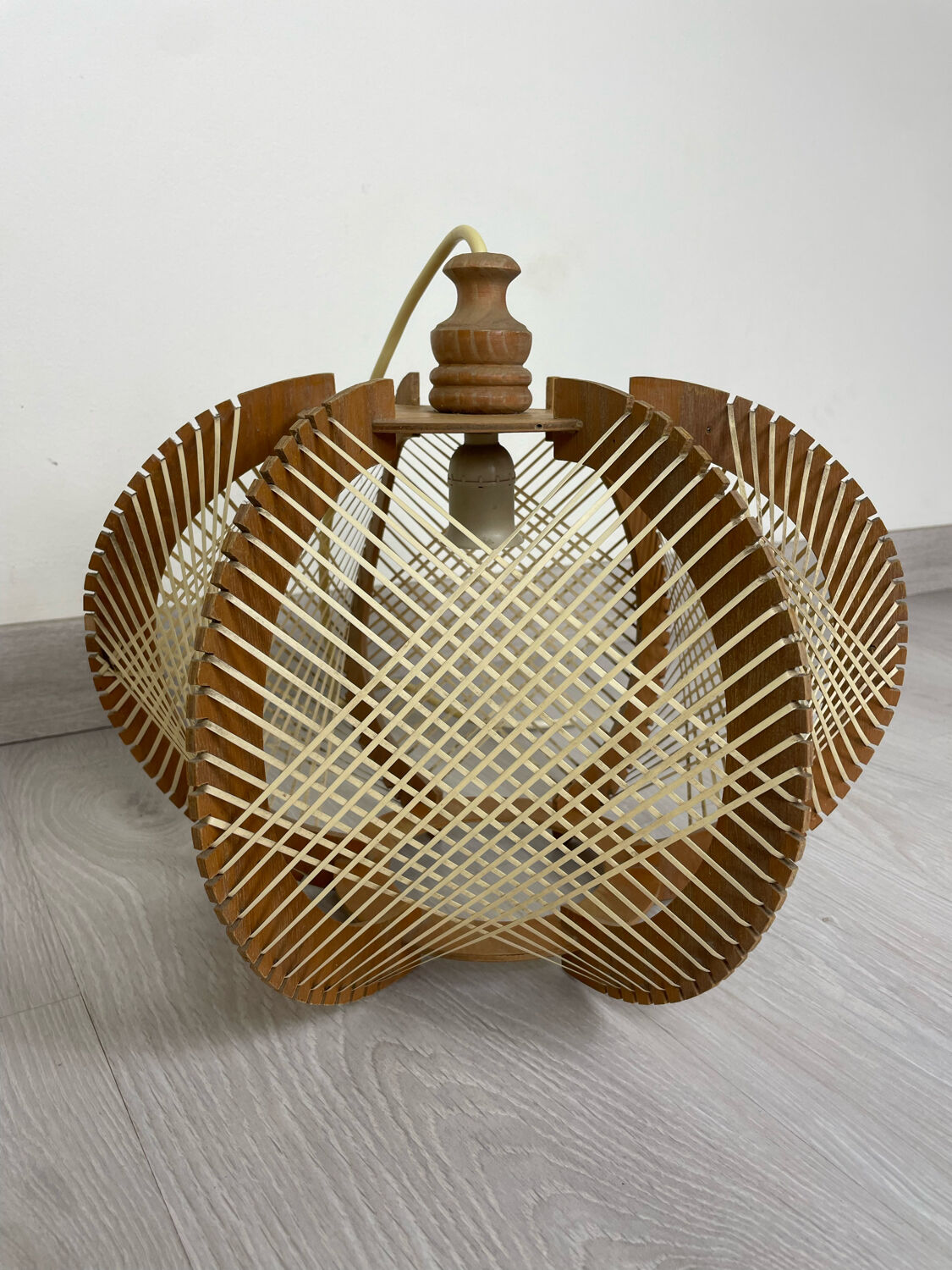 Suspension scandinave en bois et fils