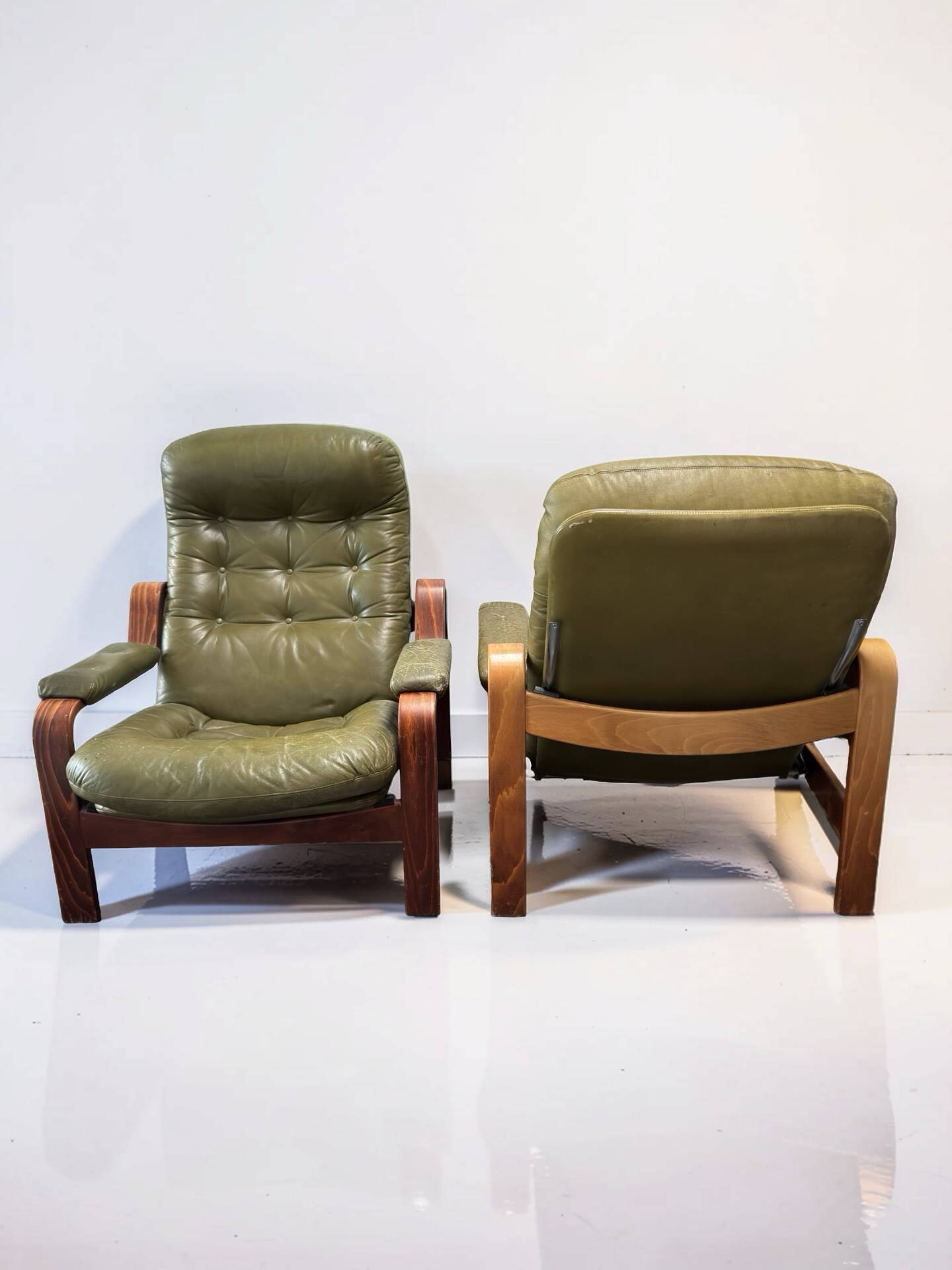 Ensemble de 2 fauteuils de salon vert olive – Göte Möbler, Suède, années 1970