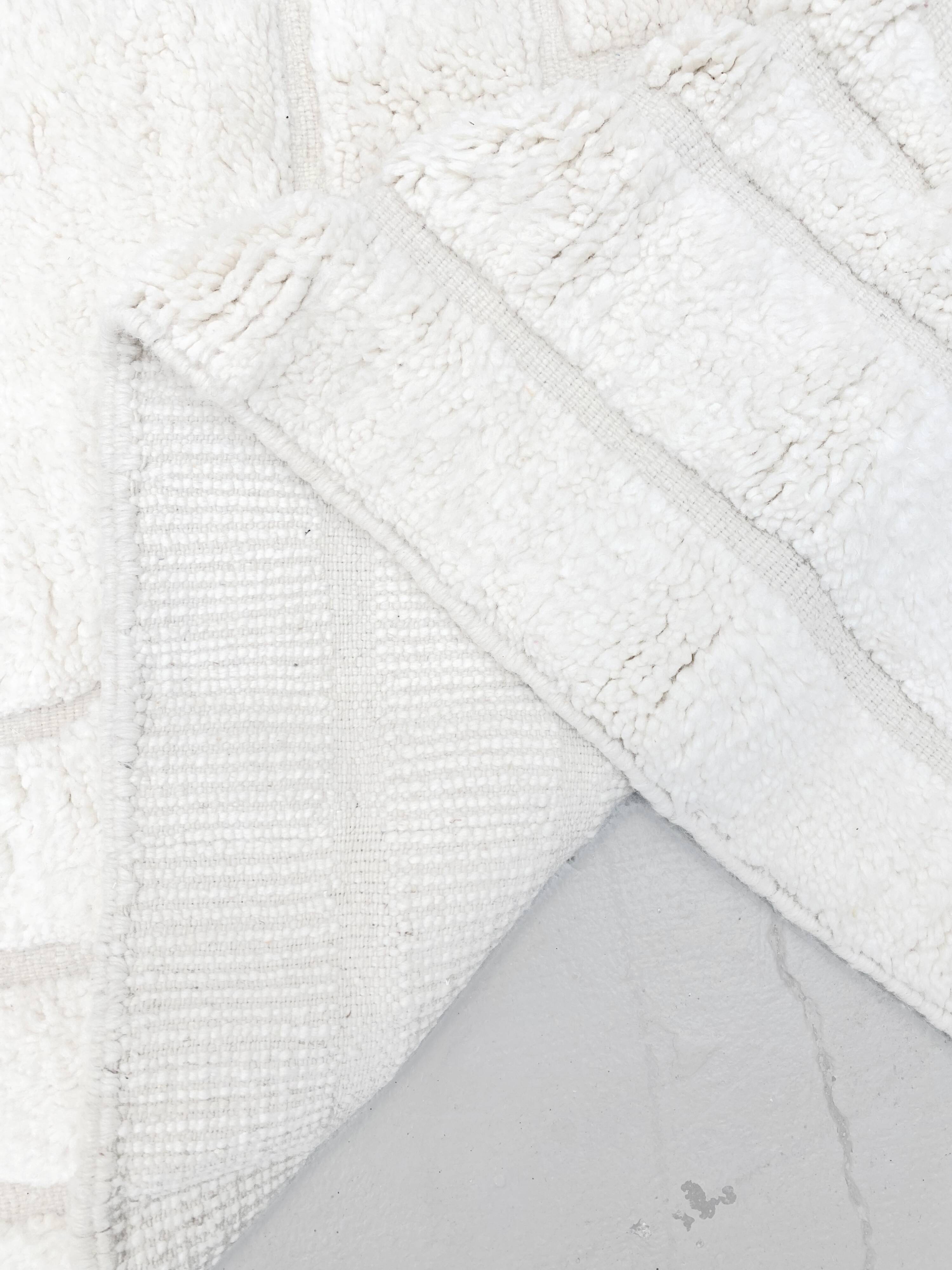 Ecru Beni Ouarain Berber rug with motifs engraved in the weft, 1.53 x 1.07 m