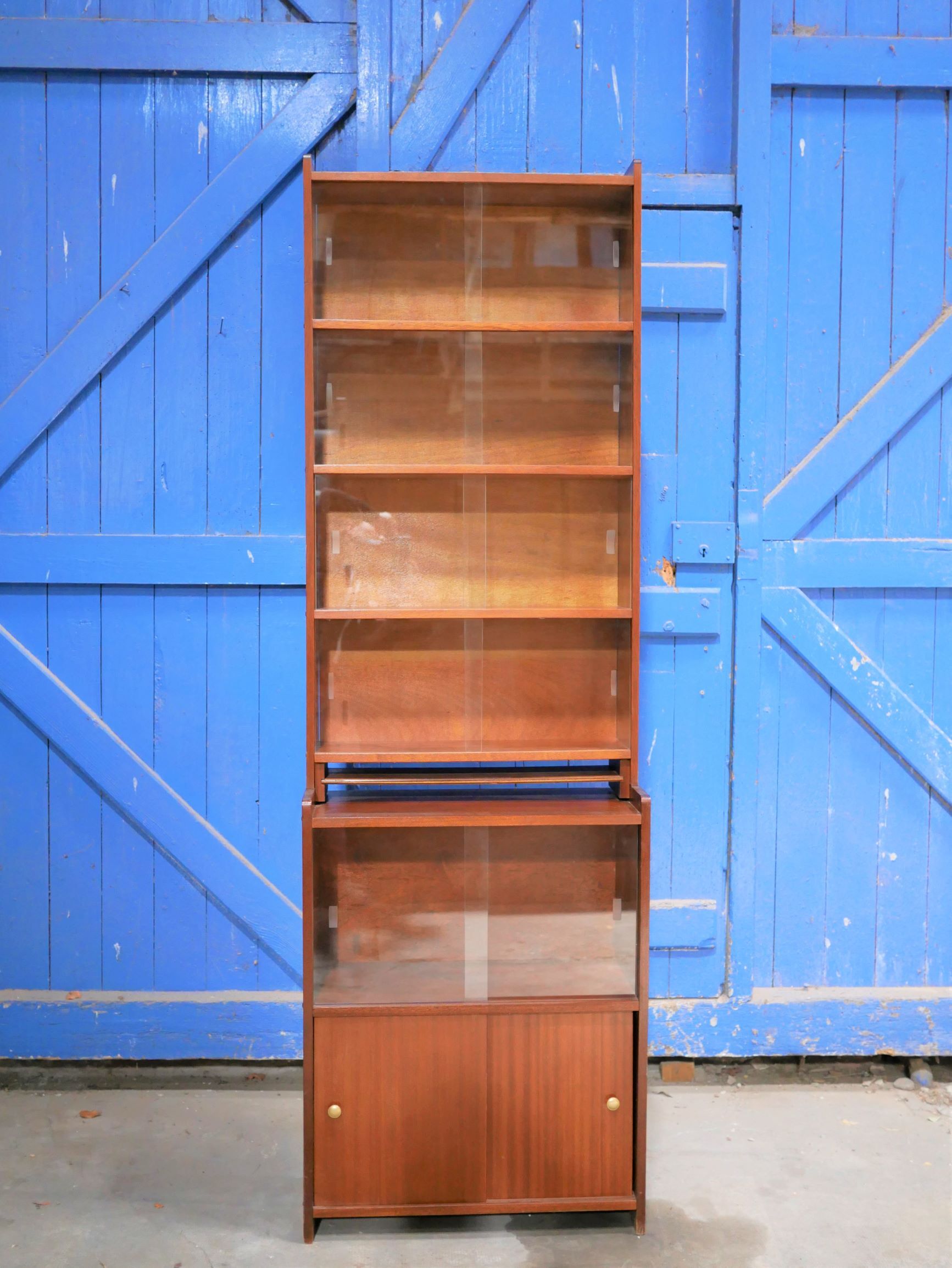 Vintage showcase library